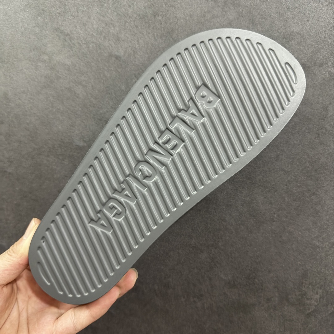 图片[9]-【外贸版】Balenciaga 巴黎世家拖鞋 2025最新版印花 潮流到没边 原鞋购入开发 官方正确版 原装级头层牛皮1：1裁剪 鞋面3D打印logo 凹凸感明显 原版一致细节 全码齐全 尺码：39 40 41 42 43 44 45 46-选品中心