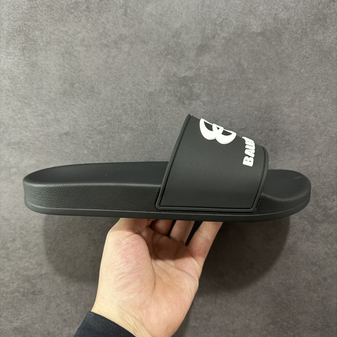 【外贸版】Balenciaga 巴黎世家拖鞋 2025最新版印花 潮流到没边 原鞋购入开发 官方正确版 原装级头层牛皮1:1裁剪 鞋面3D打印logo 凹凸感明显 原版一致细节 全码齐全 尺码:39 40 41 42 43 44 45 46-选品中心