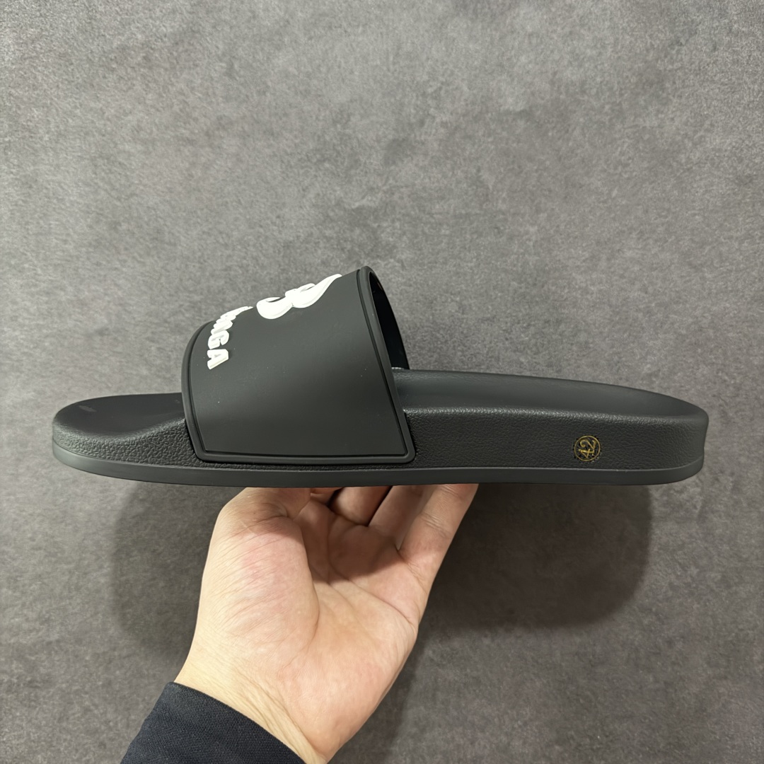 图片[2]-【外贸版】Balenciaga 巴黎世家拖鞋 2025最新版印花 潮流到没边 原鞋购入开发 官方正确版 原装级头层牛皮1：1裁剪 鞋面3D打印logo 凹凸感明显 原版一致细节 全码齐全 尺码：39 40 41 42 43 44 45 46-选品中心