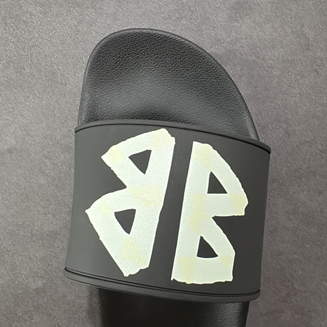 图片[8]-【外贸版】Balenciaga 巴黎世家拖鞋 2025最新版印花 潮流到没边 原鞋购入开发 官方正确版 原装级头层牛皮1：1裁剪 鞋面3D打印logo 凹凸感明显 原版一致细节 全码齐全 尺码：39 40 41 42 43 44 45 46-选品中心