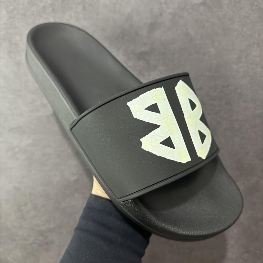 图片[3]-【外贸版】Balenciaga 巴黎世家拖鞋 2025最新版印花 潮流到没边 原鞋购入开发 官方正确版 原装级头层牛皮1：1裁剪 鞋面3D打印logo 凹凸感明显 原版一致细节 全码齐全 尺码：39 40 41 42 43 44 45 46-选品中心