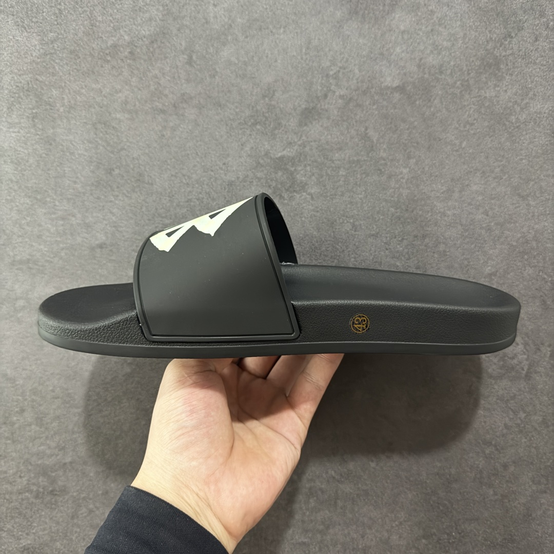 图片[2]-【外贸版】Balenciaga 巴黎世家拖鞋 2025最新版印花 潮流到没边 原鞋购入开发 官方正确版 原装级头层牛皮1：1裁剪 鞋面3D打印logo 凹凸感明显 原版一致细节 全码齐全 尺码：39 40 41 42 43 44 45 46-选品中心