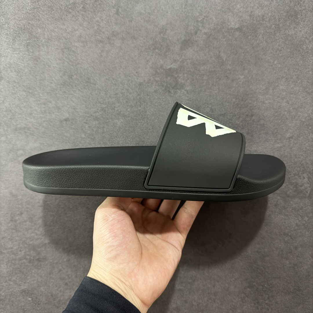 【外贸版】Balenciaga 巴黎世家拖鞋 2025最新版印花 潮流到没边 原鞋购入开发 官方正确版 原装级头层牛皮1:1裁剪 鞋面3D打印logo 凹凸感明显 原版一致细节 全码齐全 尺码:39 40 41 42 43 44 45 46-选品中心