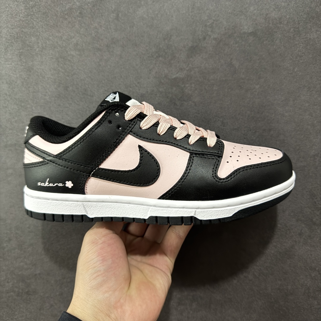 【YC纯原】Nike SB Dunk Low 蒸汽木偶 莓果特调 甜酷风 黑粉 纯原大厂出品 极力推荐👏 原装头层材料 独家版型蒸餾加工 帶來的是更好的视觉和脚感体验 大厂纯原品质出货 清洁度 电绣工艺 皮料切割干净无任何毛边 细节完美 货号:CW1590 100 尺码:35.5 36 36.5 37.5 38 38.5 39 40-选品中心