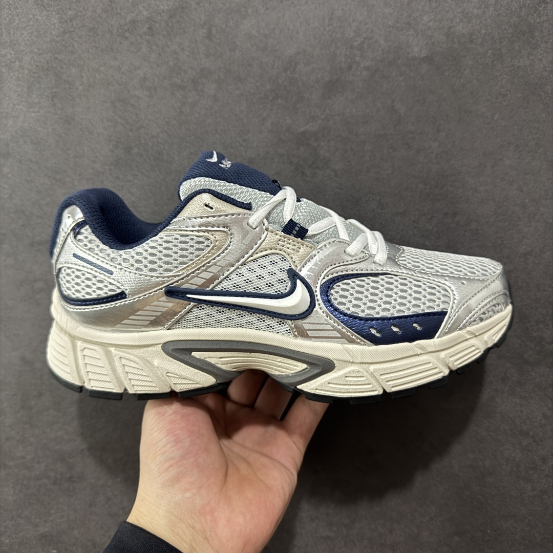 【公司级】NK V5 RNR 舒适百搭防滑耐磨低帮跑步鞋 HJ5228-539 舒适有型适合日常穿着 该鞋款延续千禧年经典设计搭载泡绵中底 厚实而轻盈匠心细节巧搭立体耐克勾标志焕新演绎复古跑鞋 鞋款从千禧年美学汲取灵感 混搭多种材质突显层次感立体感和传统跑步风范 尺码:36 36.5 37.5 38 38.5 39 40 40.5 41 42 42.5 43 44 44.5 45-选品中心