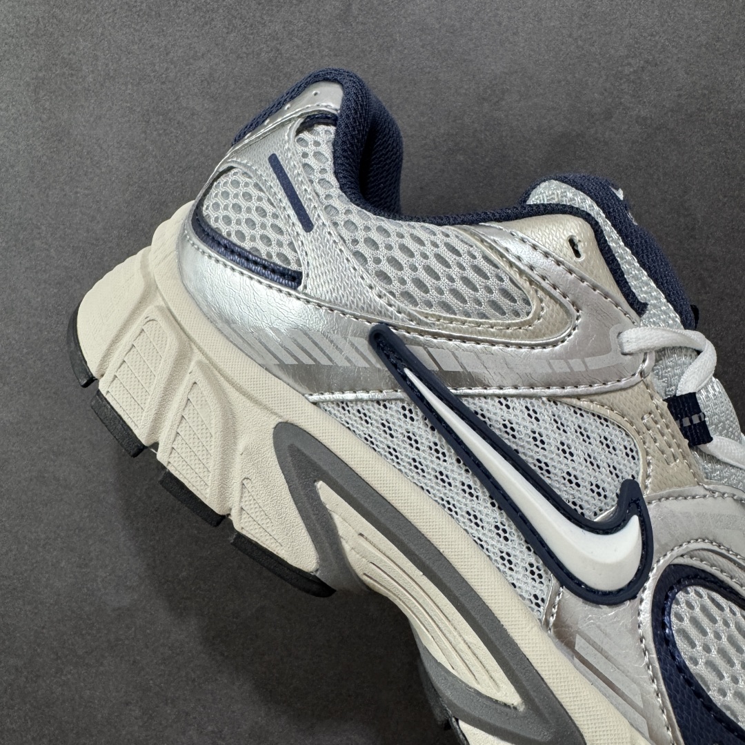 图片[6]-【公司级】NK V5 RNR 舒适百搭防滑耐磨低帮跑步鞋 HJ5228-539 舒适有型适合日常穿着 该鞋款延续千禧年经典设计搭载泡绵中底 厚实而轻盈匠心细节巧搭立体耐克勾标志焕新演绎复古跑鞋 鞋款从千禧年美学汲取灵感 混搭多种材质突显层次感立体感和传统跑步风范 尺码：36 36.5 37.5 38 38.5 39 40 40.5 41 42 42.5 43 44 44.5 45-选品中心