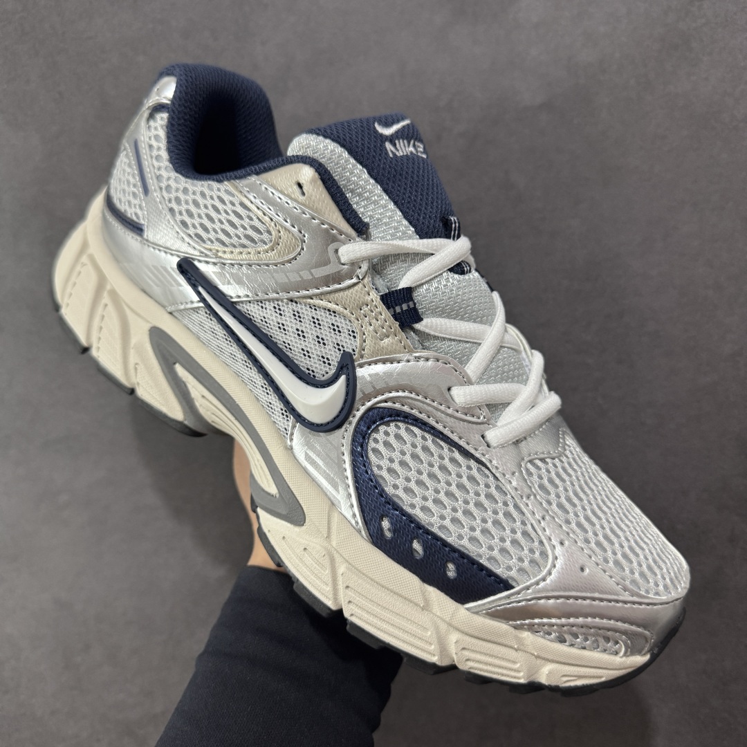 图片[3]-【公司级】NK V5 RNR 舒适百搭防滑耐磨低帮跑步鞋 HJ5228-539 舒适有型适合日常穿着 该鞋款延续千禧年经典设计搭载泡绵中底 厚实而轻盈匠心细节巧搭立体耐克勾标志焕新演绎复古跑鞋 鞋款从千禧年美学汲取灵感 混搭多种材质突显层次感立体感和传统跑步风范 尺码：36 36.5 37.5 38 38.5 39 40 40.5 41 42 42.5 43 44 44.5 45-选品中心