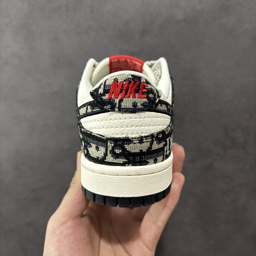 图片[4]-【定制版】Dior x Nike SB Dunk Low 迪奥联名-黑白字母印花 大厂出品 极力推荐 原装头层材料 独家版型蒸餾加工帶來的是更好的视觉和脚感体验大厂纯原品质出货 清洁度 电绣工艺 皮料切割干净无任何毛边 细节完美 货号：SJ2558-015 尺码：36 36.5 37.5 38 38.5 39 40 40.5 41 42 42.5 43 44 44.5 45-选品中心
