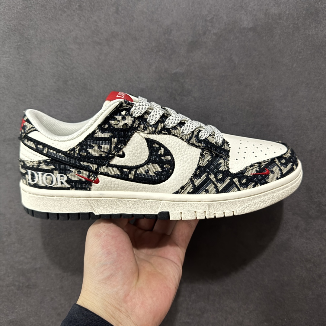 【定制版】Dior x Nike SB Dunk Low 迪奥联名-黑白字母印花 大厂出品 极力推荐 原装头层材料 独家版型蒸餾加工帶來的是更好的视觉和脚感体验大厂纯原品质出货 清洁度 电绣工艺 皮料切割干净无任何毛边 细节完美 货号:SJ2558-015 尺码:36 36.5 37.5 38 38.5 39 40 40.5 41 42 42.5 43 44 44.5 45-选品中心