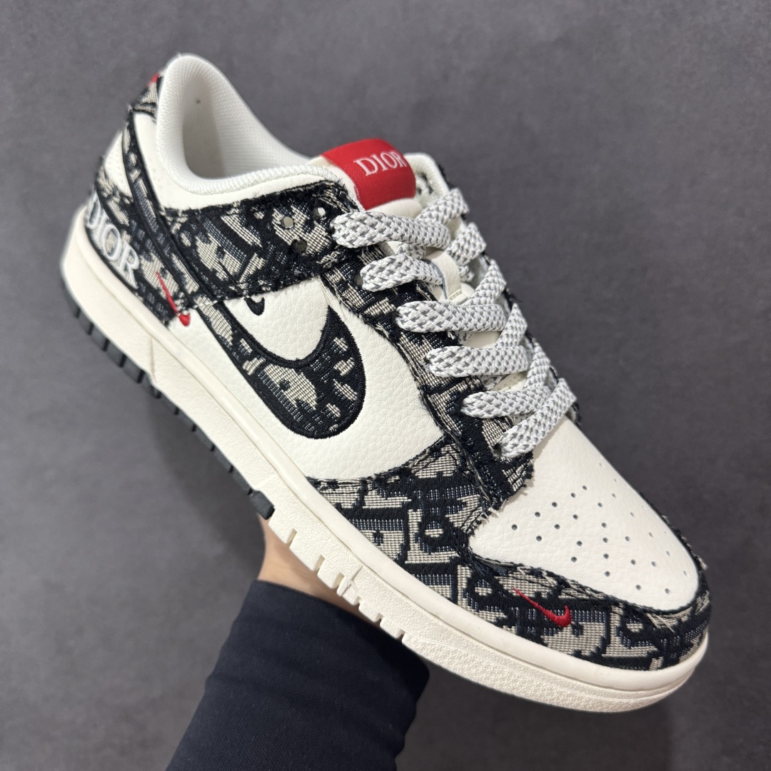 图片[3]-【定制版】Dior x Nike SB Dunk Low 迪奥联名-黑白字母印花 大厂出品 极力推荐 原装头层材料 独家版型蒸餾加工帶來的是更好的视觉和脚感体验大厂纯原品质出货 清洁度 电绣工艺 皮料切割干净无任何毛边 细节完美 货号：SJ2558-015 尺码：36 36.5 37.5 38 38.5 39 40 40.5 41 42 42.5 43 44 44.5 45-选品中心
