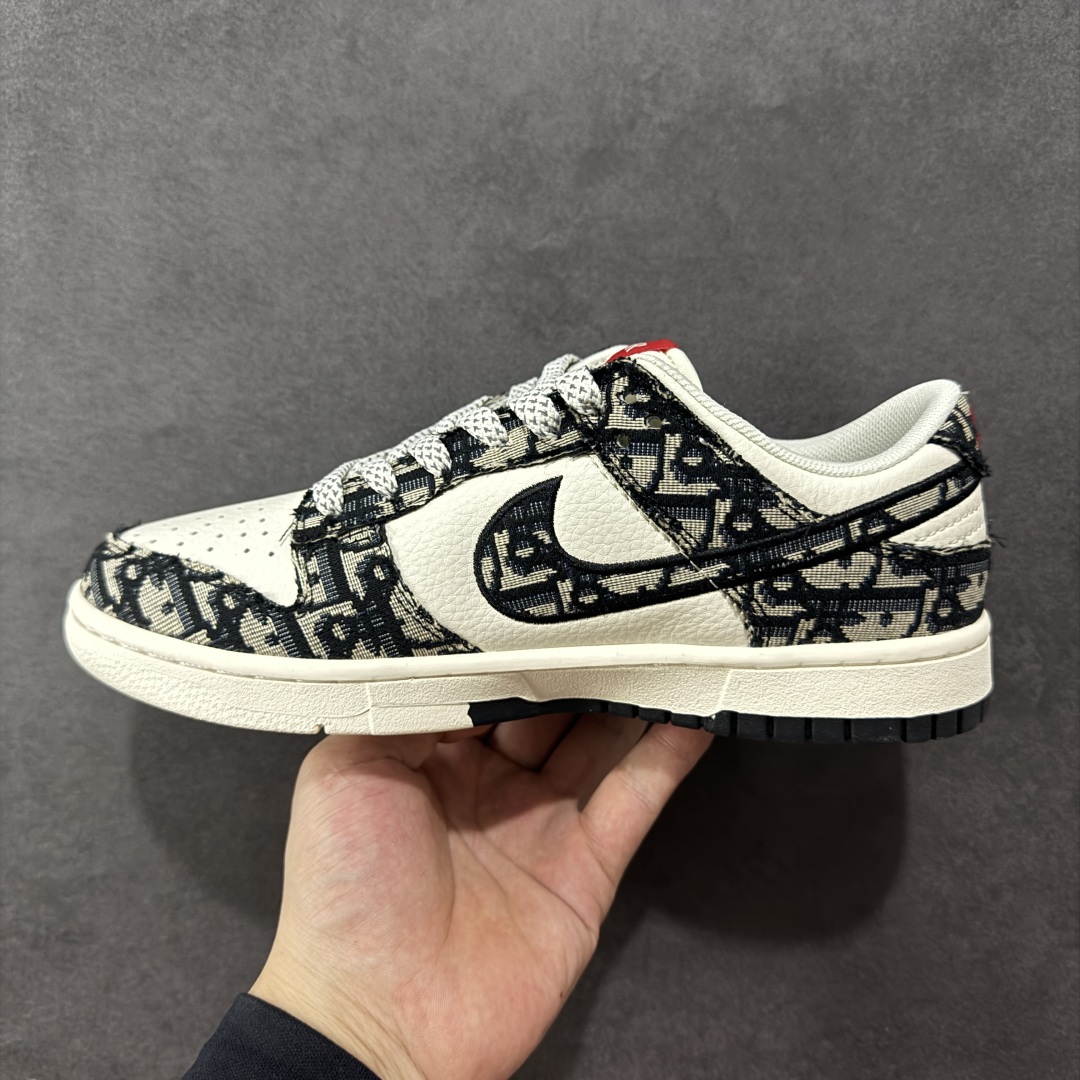图片[2]-【定制版】Dior x Nike SB Dunk Low 迪奥联名-黑白字母印花 大厂出品 极力推荐 原装头层材料 独家版型蒸餾加工帶來的是更好的视觉和脚感体验大厂纯原品质出货 清洁度 电绣工艺 皮料切割干净无任何毛边 细节完美 货号：SJ2558-015 尺码：36 36.5 37.5 38 38.5 39 40 40.5 41 42 42.5 43 44 44.5 45-选品中心
