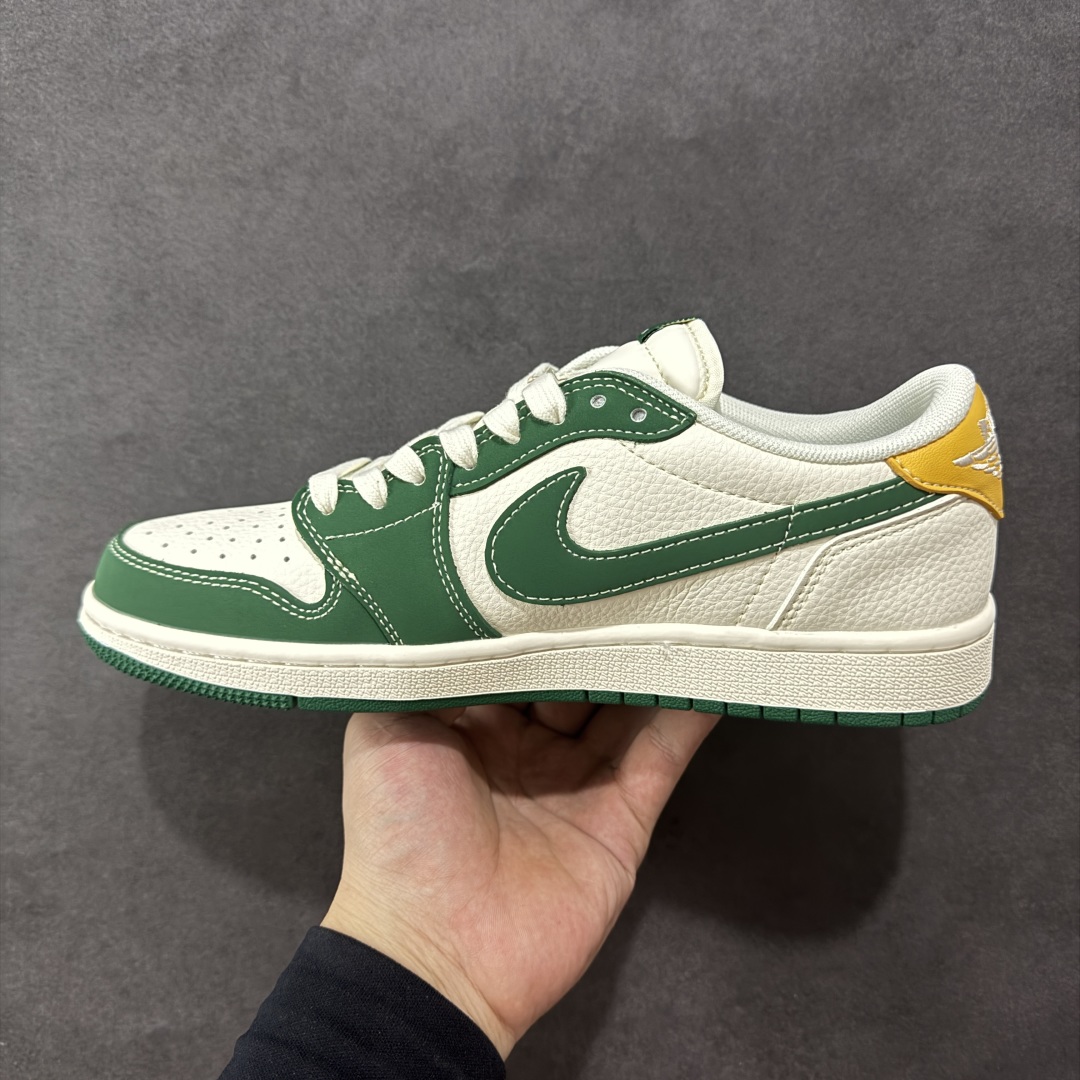 图片[2]-【定制版】Travis Scott x Fragment Design x Air Jordan 1 Low OG SP AJ1 乔1 LV联名 绿黄尾 低帮文化休闲板鞋 ZH2598-161  #多方联名合作融合了Travis Scott 独特的音乐风格，藤原浩个性的设计风格以及Jordan品牌的经典元素 使其成为一双具有独特身份和价值的鞋子 清新而立体的外观加上联名标识更突出了其独特身份 这种配色方案显示出活力和时尚感 在视觉上引人注目 鞋身的质感和细腻的细节处理使其显得高端而格调十足 这款“倒钩”联名是设计与创意完美结合 融合多方的个性风格是一款备受瞩目的潮流鞋款  尺码：36 36.5 37.5 38 38.5 39 40 40.5 41 42 42.5 43 44 44.5 45-选品中心