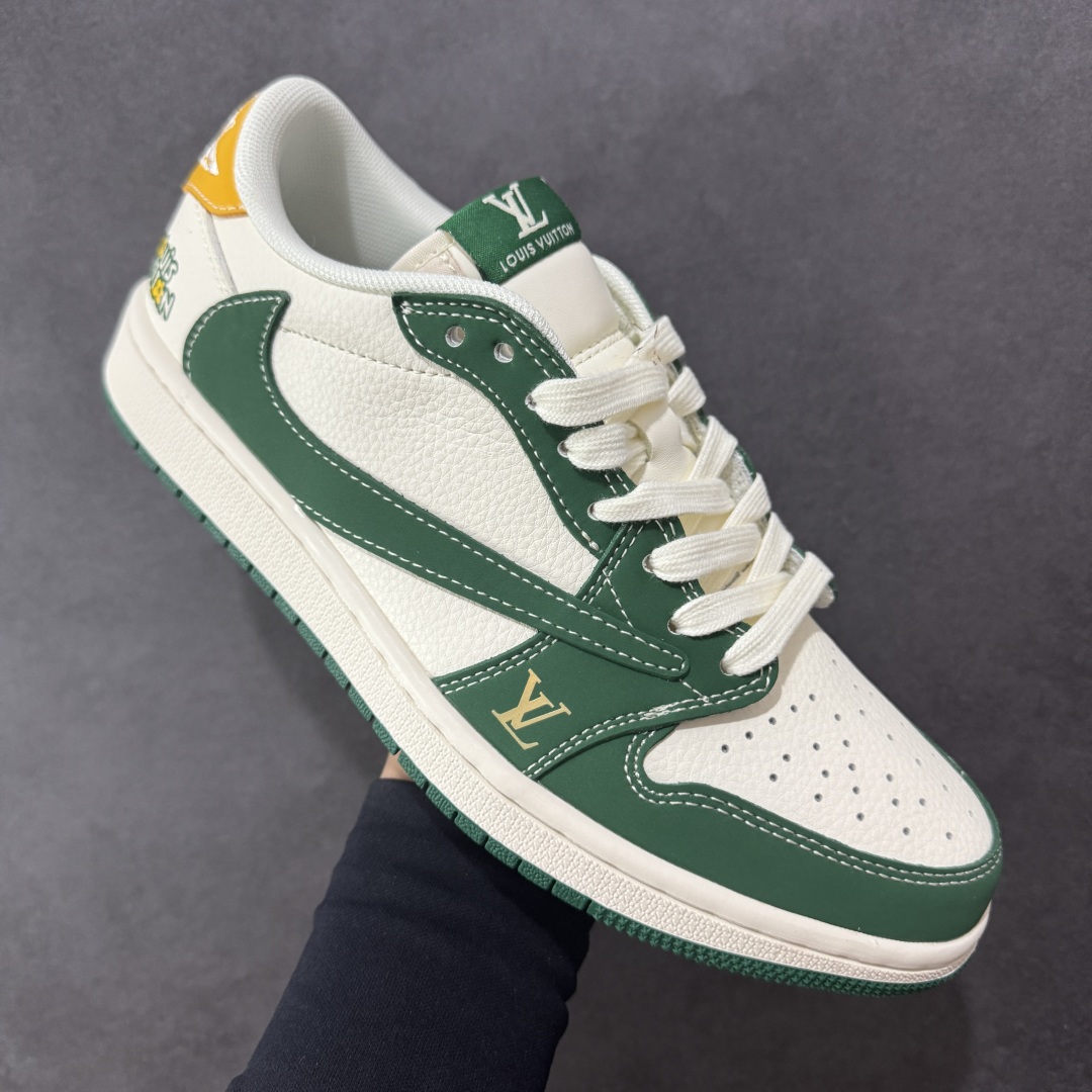 图片[3]-【定制版】Travis Scott x Fragment Design x Air Jordan 1 Low OG SP AJ1 乔1 LV联名 绿黄尾 低帮文化休闲板鞋 ZH2598-161  #多方联名合作融合了Travis Scott 独特的音乐风格，藤原浩个性的设计风格以及Jordan品牌的经典元素 使其成为一双具有独特身份和价值的鞋子 清新而立体的外观加上联名标识更突出了其独特身份 这种配色方案显示出活力和时尚感 在视觉上引人注目 鞋身的质感和细腻的细节处理使其显得高端而格调十足 这款“倒钩”联名是设计与创意完美结合 融合多方的个性风格是一款备受瞩目的潮流鞋款  尺码：36 36.5 37.5 38 38.5 39 40 40.5 41 42 42.5 43 44 44.5 45-选品中心