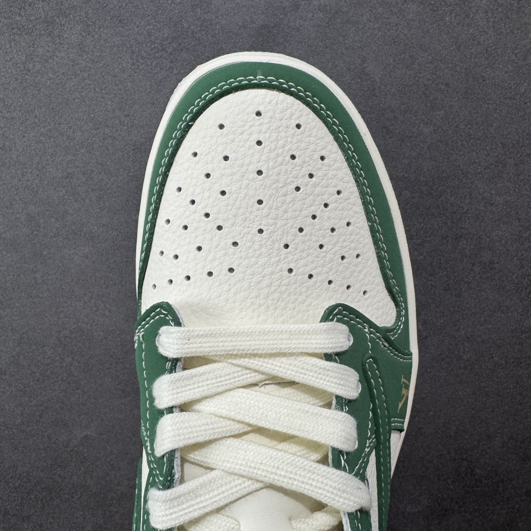 图片[8]-【定制版】Travis Scott x Fragment Design x Air Jordan 1 Low OG SP AJ1 乔1 LV联名 绿黄尾 低帮文化休闲板鞋 ZH2598-161  #多方联名合作融合了Travis Scott 独特的音乐风格，藤原浩个性的设计风格以及Jordan品牌的经典元素 使其成为一双具有独特身份和价值的鞋子 清新而立体的外观加上联名标识更突出了其独特身份 这种配色方案显示出活力和时尚感 在视觉上引人注目 鞋身的质感和细腻的细节处理使其显得高端而格调十足 这款“倒钩”联名是设计与创意完美结合 融合多方的个性风格是一款备受瞩目的潮流鞋款  尺码：36 36.5 37.5 38 38.5 39 40 40.5 41 42 42.5 43 44 44.5 45-选品中心