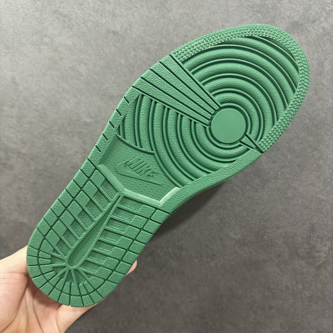 图片[9]-【定制版】Travis Scott x Fragment Design x Air Jordan 1 Low OG SP AJ1 乔1 LV联名 绿黄尾 低帮文化休闲板鞋 ZH2598-161  #多方联名合作融合了Travis Scott 独特的音乐风格，藤原浩个性的设计风格以及Jordan品牌的经典元素 使其成为一双具有独特身份和价值的鞋子 清新而立体的外观加上联名标识更突出了其独特身份 这种配色方案显示出活力和时尚感 在视觉上引人注目 鞋身的质感和细腻的细节处理使其显得高端而格调十足 这款“倒钩”联名是设计与创意完美结合 融合多方的个性风格是一款备受瞩目的潮流鞋款  尺码：36 36.5 37.5 38 38.5 39 40 40.5 41 42 42.5 43 44 44.5 45-选品中心