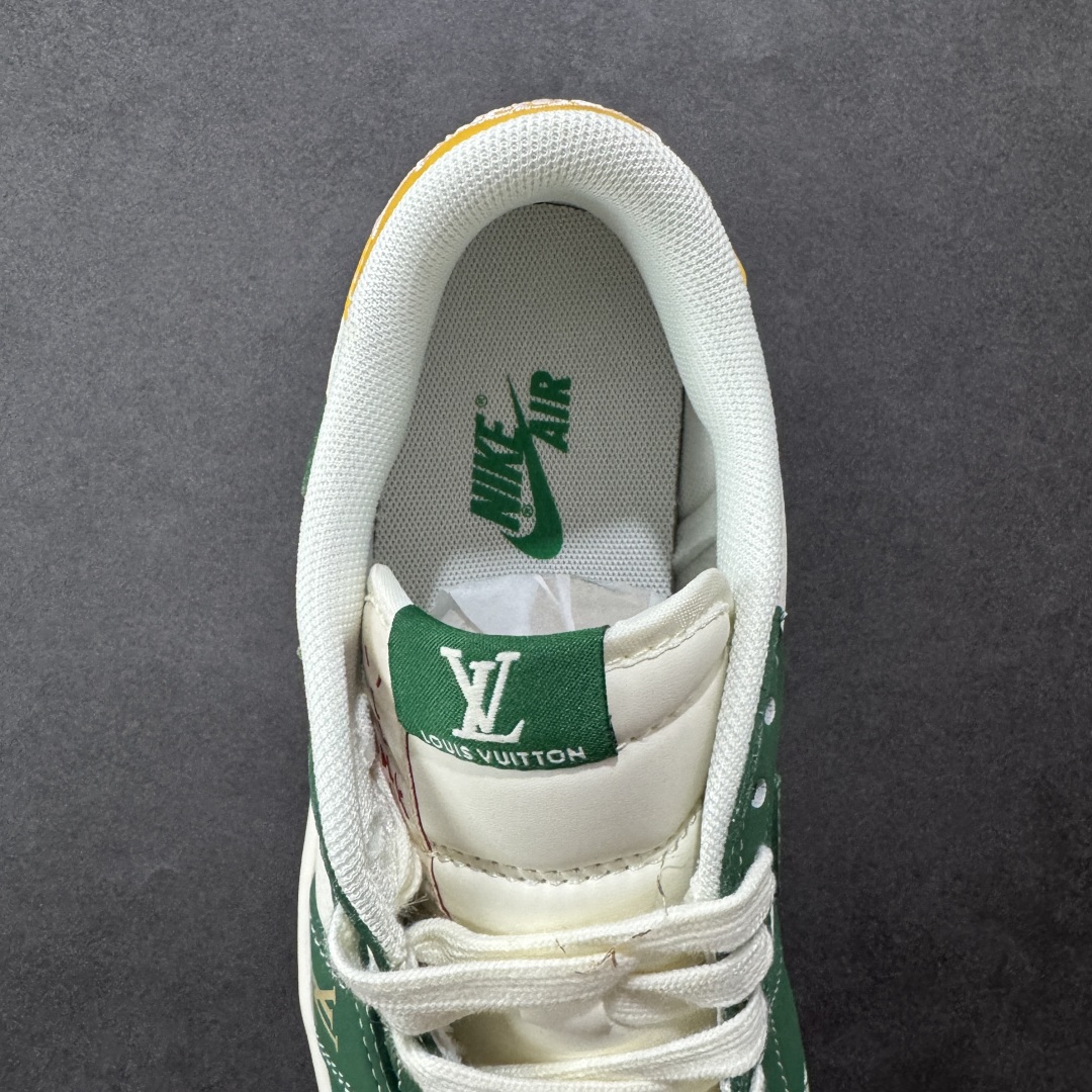 图片[7]-【定制版】Travis Scott x Fragment Design x Air Jordan 1 Low OG SP AJ1 乔1 LV联名 绿黄尾 低帮文化休闲板鞋 ZH2598-161  #多方联名合作融合了Travis Scott 独特的音乐风格，藤原浩个性的设计风格以及Jordan品牌的经典元素 使其成为一双具有独特身份和价值的鞋子 清新而立体的外观加上联名标识更突出了其独特身份 这种配色方案显示出活力和时尚感 在视觉上引人注目 鞋身的质感和细腻的细节处理使其显得高端而格调十足 这款“倒钩”联名是设计与创意完美结合 融合多方的个性风格是一款备受瞩目的潮流鞋款  尺码：36 36.5 37.5 38 38.5 39 40 40.5 41 42 42.5 43 44 44.5 45-选品中心