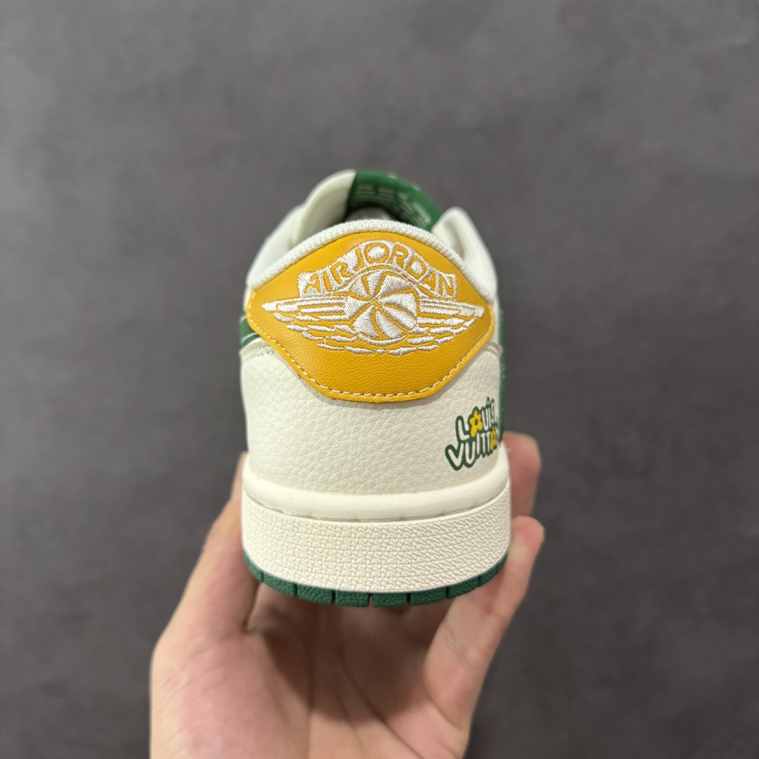 图片[4]-【定制版】Travis Scott x Fragment Design x Air Jordan 1 Low OG SP AJ1 乔1 LV联名 绿黄尾 低帮文化休闲板鞋 ZH2598-161  #多方联名合作融合了Travis Scott 独特的音乐风格，藤原浩个性的设计风格以及Jordan品牌的经典元素 使其成为一双具有独特身份和价值的鞋子 清新而立体的外观加上联名标识更突出了其独特身份 这种配色方案显示出活力和时尚感 在视觉上引人注目 鞋身的质感和细腻的细节处理使其显得高端而格调十足 这款“倒钩”联名是设计与创意完美结合 融合多方的个性风格是一款备受瞩目的潮流鞋款  尺码：36 36.5 37.5 38 38.5 39 40 40.5 41 42 42.5 43 44 44.5 45-选品中心