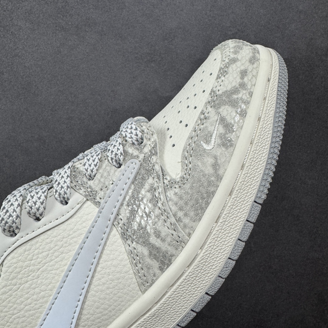 图片[5]-【定制版】Travis Scott x Fragment Design x Air Jordan 1 Low OG SP AJ1 乔1 LV联名 灰蛇纹 低帮文化休闲板鞋 XS7089-620  #多方联名合作融合了Travis Scott 独特的音乐风格，藤原浩个性的设计风格以及Jordan品牌的经典元素 使其成为一双具有独特身份和价值的鞋子 清新而立体的外观加上联名标识更突出了其独特身份 这种配色方案显示出活力和时尚感 在视觉上引人注目 鞋身的质感和细腻的细节处理使其显得高端而格调十足 这款“倒钩”联名是设计与创意完美结合 融合多方的个性风格是一款备受瞩目的潮流鞋款  尺码：36 36.5 37.5 38 38.5 39 40 40.5 41 42 42.5 43 44 44.5 45-选品中心
