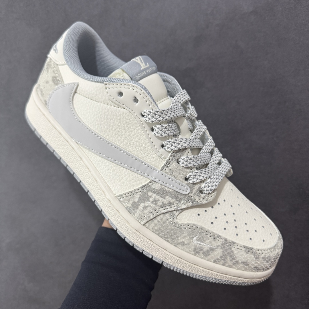 图片[3]-【定制版】Travis Scott x Fragment Design x Air Jordan 1 Low OG SP AJ1 乔1 LV联名 灰蛇纹 低帮文化休闲板鞋 XS7089-620  #多方联名合作融合了Travis Scott 独特的音乐风格，藤原浩个性的设计风格以及Jordan品牌的经典元素 使其成为一双具有独特身份和价值的鞋子 清新而立体的外观加上联名标识更突出了其独特身份 这种配色方案显示出活力和时尚感 在视觉上引人注目 鞋身的质感和细腻的细节处理使其显得高端而格调十足 这款“倒钩”联名是设计与创意完美结合 融合多方的个性风格是一款备受瞩目的潮流鞋款  尺码：36 36.5 37.5 38 38.5 39 40 40.5 41 42 42.5 43 44 44.5 45-选品中心