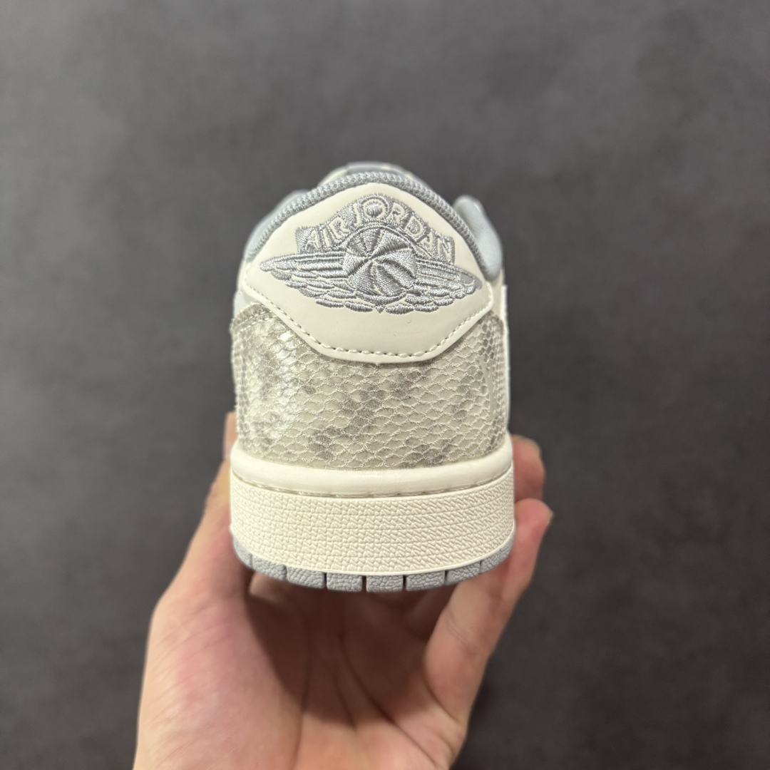 图片[4]-【定制版】Travis Scott x Fragment Design x Air Jordan 1 Low OG SP AJ1 乔1 LV联名 灰蛇纹 低帮文化休闲板鞋 XS7089-620  #多方联名合作融合了Travis Scott 独特的音乐风格，藤原浩个性的设计风格以及Jordan品牌的经典元素 使其成为一双具有独特身份和价值的鞋子 清新而立体的外观加上联名标识更突出了其独特身份 这种配色方案显示出活力和时尚感 在视觉上引人注目 鞋身的质感和细腻的细节处理使其显得高端而格调十足 这款“倒钩”联名是设计与创意完美结合 融合多方的个性风格是一款备受瞩目的潮流鞋款  尺码：36 36.5 37.5 38 38.5 39 40 40.5 41 42 42.5 43 44 44.5 45-选品中心