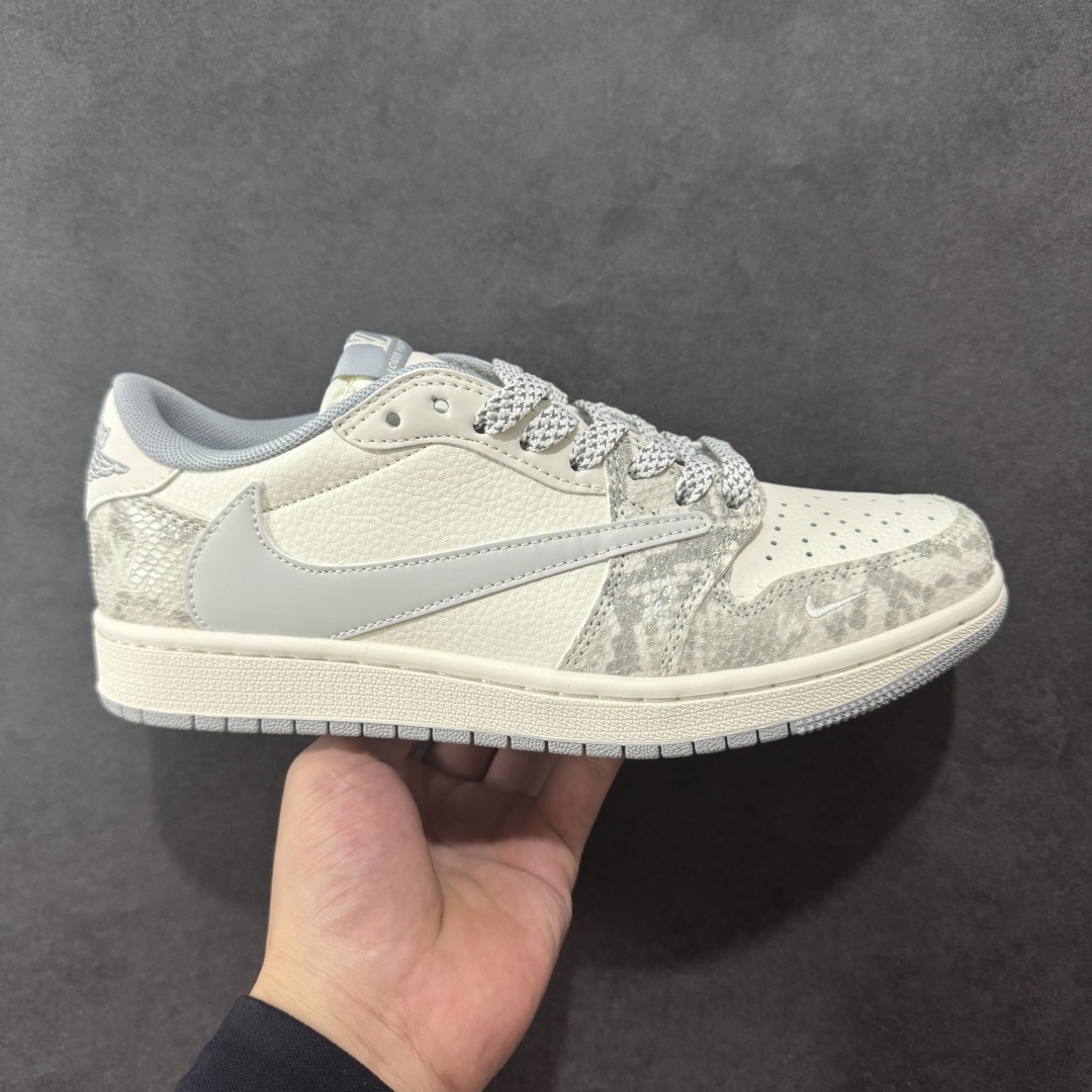 【定制版】Travis Scott x Fragment Design x Air Jordan 1 Low OG SP AJ1 乔1 LV联名 灰蛇纹 低帮文化休闲板鞋 XS7089-620  #多方联名合作融合了Travis Scott 独特的音乐风格,藤原浩个性的设计风格以及Jordan品牌的经典元素 使其成为一双具有独特身份和价值的鞋子 清新而立体的外观加上联名标识更突出了其独特身份 这种配色方案显示出活力和时尚感 在视觉上引人注目 鞋身的质感和细腻的细节处理使其显得高端而格调十足 这款“倒钩”联名是设计与创意完美结合 融合多方的个性风格是一款备受瞩目的潮流鞋款  尺码:36 36.5 37.5 38 38.5 39 40 40.5 41 42 42.5 43 44 44.5 45-选品中心