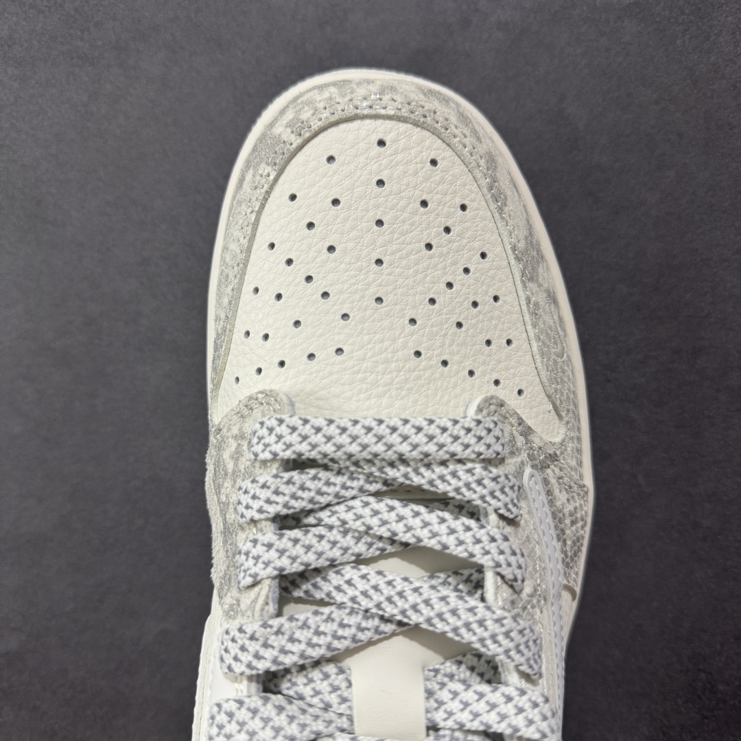 图片[8]-【定制版】Travis Scott x Fragment Design x Air Jordan 1 Low OG SP AJ1 乔1 LV联名 灰蛇纹 低帮文化休闲板鞋 XS7089-620  #多方联名合作融合了Travis Scott 独特的音乐风格，藤原浩个性的设计风格以及Jordan品牌的经典元素 使其成为一双具有独特身份和价值的鞋子 清新而立体的外观加上联名标识更突出了其独特身份 这种配色方案显示出活力和时尚感 在视觉上引人注目 鞋身的质感和细腻的细节处理使其显得高端而格调十足 这款“倒钩”联名是设计与创意完美结合 融合多方的个性风格是一款备受瞩目的潮流鞋款  尺码：36 36.5 37.5 38 38.5 39 40 40.5 41 42 42.5 43 44 44.5 45-选品中心