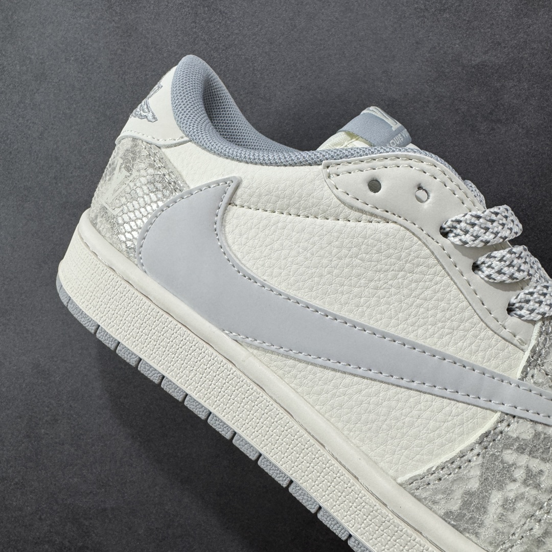 图片[6]-【定制版】Travis Scott x Fragment Design x Air Jordan 1 Low OG SP AJ1 乔1 LV联名 灰蛇纹 低帮文化休闲板鞋 XS7089-620  #多方联名合作融合了Travis Scott 独特的音乐风格，藤原浩个性的设计风格以及Jordan品牌的经典元素 使其成为一双具有独特身份和价值的鞋子 清新而立体的外观加上联名标识更突出了其独特身份 这种配色方案显示出活力和时尚感 在视觉上引人注目 鞋身的质感和细腻的细节处理使其显得高端而格调十足 这款“倒钩”联名是设计与创意完美结合 融合多方的个性风格是一款备受瞩目的潮流鞋款  尺码：36 36.5 37.5 38 38.5 39 40 40.5 41 42 42.5 43 44 44.5 45-选品中心