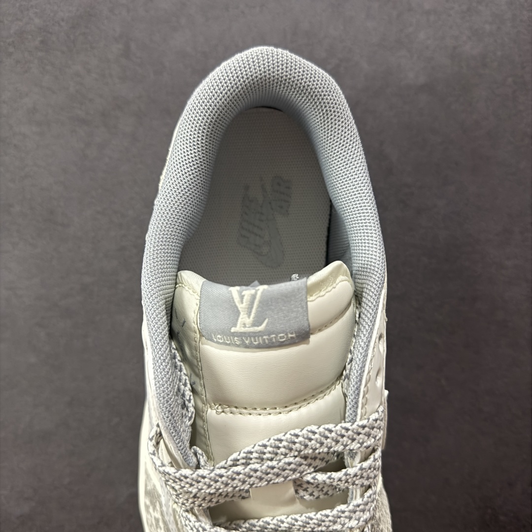 图片[7]-【定制版】Travis Scott x Fragment Design x Air Jordan 1 Low OG SP AJ1 乔1 LV联名 灰蛇纹 低帮文化休闲板鞋 XS7089-620  #多方联名合作融合了Travis Scott 独特的音乐风格，藤原浩个性的设计风格以及Jordan品牌的经典元素 使其成为一双具有独特身份和价值的鞋子 清新而立体的外观加上联名标识更突出了其独特身份 这种配色方案显示出活力和时尚感 在视觉上引人注目 鞋身的质感和细腻的细节处理使其显得高端而格调十足 这款“倒钩”联名是设计与创意完美结合 融合多方的个性风格是一款备受瞩目的潮流鞋款  尺码：36 36.5 37.5 38 38.5 39 40 40.5 41 42 42.5 43 44 44.5 45-选品中心