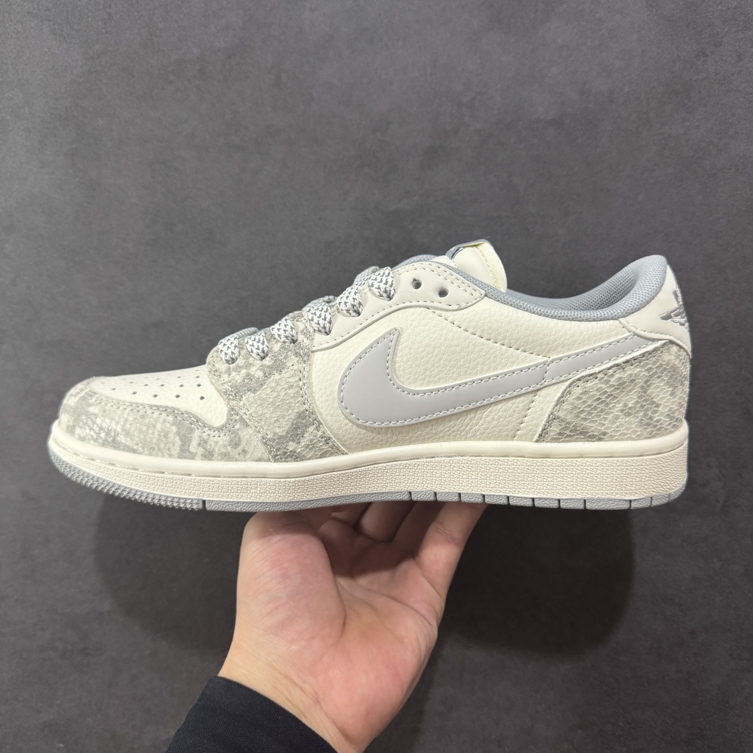 图片[2]-【定制版】Travis Scott x Fragment Design x Air Jordan 1 Low OG SP AJ1 乔1 LV联名 灰蛇纹 低帮文化休闲板鞋 XS7089-620  #多方联名合作融合了Travis Scott 独特的音乐风格，藤原浩个性的设计风格以及Jordan品牌的经典元素 使其成为一双具有独特身份和价值的鞋子 清新而立体的外观加上联名标识更突出了其独特身份 这种配色方案显示出活力和时尚感 在视觉上引人注目 鞋身的质感和细腻的细节处理使其显得高端而格调十足 这款“倒钩”联名是设计与创意完美结合 融合多方的个性风格是一款备受瞩目的潮流鞋款  尺码：36 36.5 37.5 38 38.5 39 40 40.5 41 42 42.5 43 44 44.5 45-选品中心