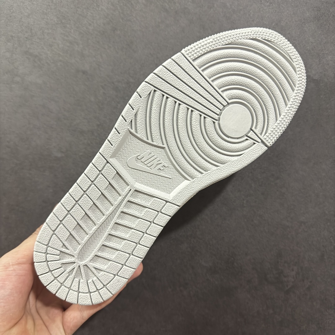 图片[9]-【定制版】Travis Scott x Fragment Design x Air Jordan 1 Low OG SP AJ1 乔1 LV联名 灰蛇纹 低帮文化休闲板鞋 XS7089-620  #多方联名合作融合了Travis Scott 独特的音乐风格，藤原浩个性的设计风格以及Jordan品牌的经典元素 使其成为一双具有独特身份和价值的鞋子 清新而立体的外观加上联名标识更突出了其独特身份 这种配色方案显示出活力和时尚感 在视觉上引人注目 鞋身的质感和细腻的细节处理使其显得高端而格调十足 这款“倒钩”联名是设计与创意完美结合 融合多方的个性风格是一款备受瞩目的潮流鞋款  尺码：36 36.5 37.5 38 38.5 39 40 40.5 41 42 42.5 43 44 44.5 45-选品中心