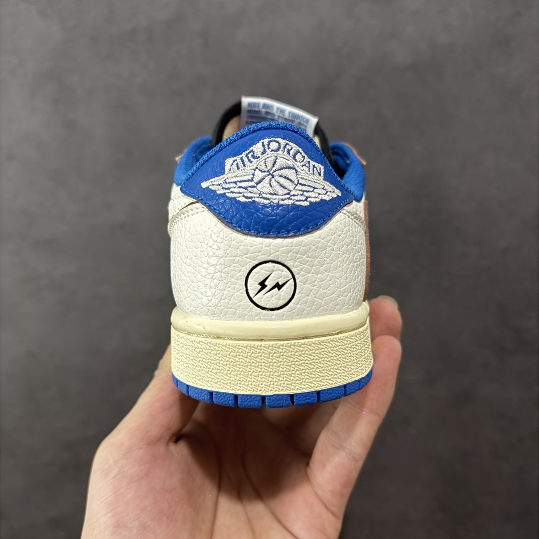 图片[4]-【K版】Air Travis Scott x Air Jordan AJ1 Low OG SP TS联名倒钩低帮 白蓝闪电2.0 DM7866-104 市场第二梯队最强版 原鞋开发 原楦原纸板开发 全鞋电脑针车 原厂内置全掌气垫 原盒内在原标 唯一Zp原版鞋带绑法 免检产品 全新2022版型 全头层皮料 完美零毛边处理 原厂配置全掌气垫 价格定位良心 新配色陆续出货 尺码：36 36.5 37.5 38 38.5 39 40 40.5 41 42 42.5 43 44 44.5 45-选品中心