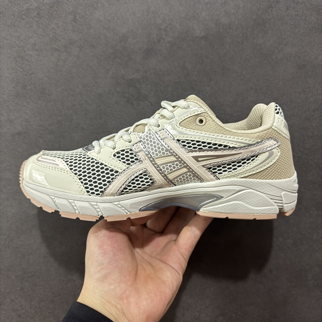 图片[2]-【纯原版】ASICS亚瑟士新款GEL-DS TRAINER 14情侣运动鞋时尚复古运动休闲鞋 整体色调采用了米色和绿色等大地色系，宛如将澳大利亚的自然风光浓缩于鞋身之上，复古且时尚，轻松拿捏住当下流行的复古风潮。鞋侧的 Asics 标志性虎爪 logo 与鞋面的米色相互交融，搭配恰到好处，既传承了经典的元素，又呈现出别样的新潮韵味。 采用了轻量化的 EVA 中底，不仅重量轻，大大减轻了双脚的负担，而且还具备出色的缓震性能，宛如在脚下踩了一层“软云”，每一步的冲击力都能被温柔化解，长时间穿着也不会有累脚的困扰，无论是日常通勤的久站，还是周末的逛街暴走，双脚都能始终保持惬意状态。 尺码：36 37 37.5 38 39 39.5 40.5 41 42 42.5 43.5 44 45-选品中心