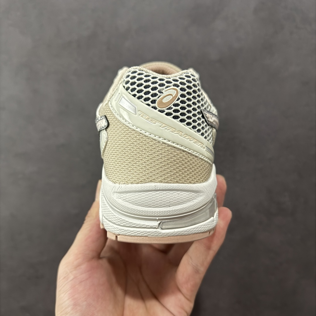 图片[4]-【纯原版】ASICS亚瑟士新款GEL-DS TRAINER 14情侣运动鞋时尚复古运动休闲鞋 整体色调采用了米色和绿色等大地色系，宛如将澳大利亚的自然风光浓缩于鞋身之上，复古且时尚，轻松拿捏住当下流行的复古风潮。鞋侧的 Asics 标志性虎爪 logo 与鞋面的米色相互交融，搭配恰到好处，既传承了经典的元素，又呈现出别样的新潮韵味。 采用了轻量化的 EVA 中底，不仅重量轻，大大减轻了双脚的负担，而且还具备出色的缓震性能，宛如在脚下踩了一层“软云”，每一步的冲击力都能被温柔化解，长时间穿着也不会有累脚的困扰，无论是日常通勤的久站，还是周末的逛街暴走，双脚都能始终保持惬意状态。 尺码：36 37 37.5 38 39 39.5 40.5 41 42 42.5 43.5 44 45-选品中心