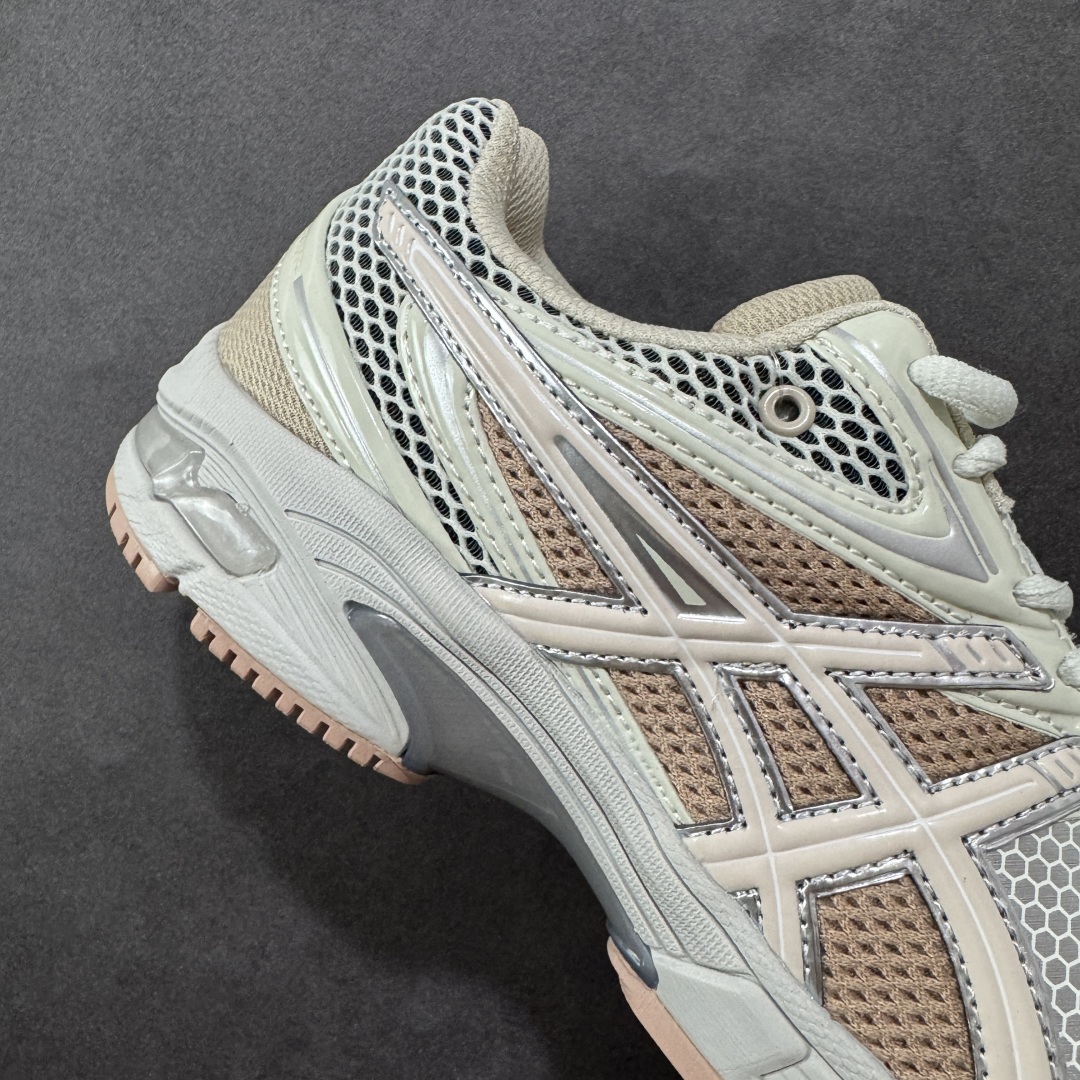 图片[6]-【纯原版】ASICS亚瑟士新款GEL-DS TRAINER 14情侣运动鞋时尚复古运动休闲鞋 整体色调采用了米色和绿色等大地色系，宛如将澳大利亚的自然风光浓缩于鞋身之上，复古且时尚，轻松拿捏住当下流行的复古风潮。鞋侧的 Asics 标志性虎爪 logo 与鞋面的米色相互交融，搭配恰到好处，既传承了经典的元素，又呈现出别样的新潮韵味。 采用了轻量化的 EVA 中底，不仅重量轻，大大减轻了双脚的负担，而且还具备出色的缓震性能，宛如在脚下踩了一层“软云”，每一步的冲击力都能被温柔化解，长时间穿着也不会有累脚的困扰，无论是日常通勤的久站，还是周末的逛街暴走，双脚都能始终保持惬意状态。 尺码：36 37 37.5 38 39 39.5 40.5 41 42 42.5 43.5 44 45-选品中心