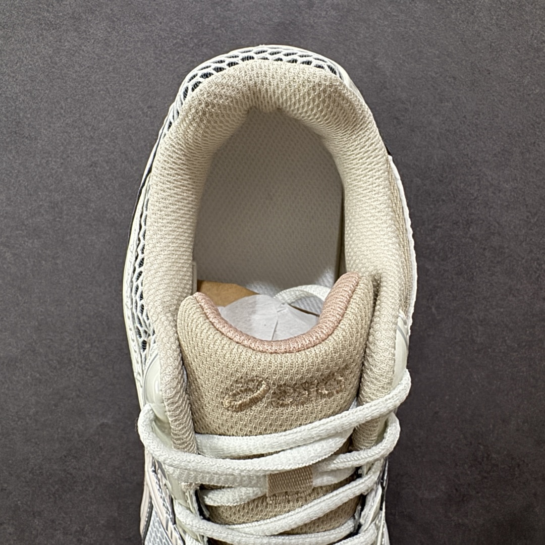 图片[7]-【纯原版】ASICS亚瑟士新款GEL-DS TRAINER 14情侣运动鞋时尚复古运动休闲鞋 整体色调采用了米色和绿色等大地色系，宛如将澳大利亚的自然风光浓缩于鞋身之上，复古且时尚，轻松拿捏住当下流行的复古风潮。鞋侧的 Asics 标志性虎爪 logo 与鞋面的米色相互交融，搭配恰到好处，既传承了经典的元素，又呈现出别样的新潮韵味。 采用了轻量化的 EVA 中底，不仅重量轻，大大减轻了双脚的负担，而且还具备出色的缓震性能，宛如在脚下踩了一层“软云”，每一步的冲击力都能被温柔化解，长时间穿着也不会有累脚的困扰，无论是日常通勤的久站，还是周末的逛街暴走，双脚都能始终保持惬意状态。 尺码：36 37 37.5 38 39 39.5 40.5 41 42 42.5 43.5 44 45-选品中心