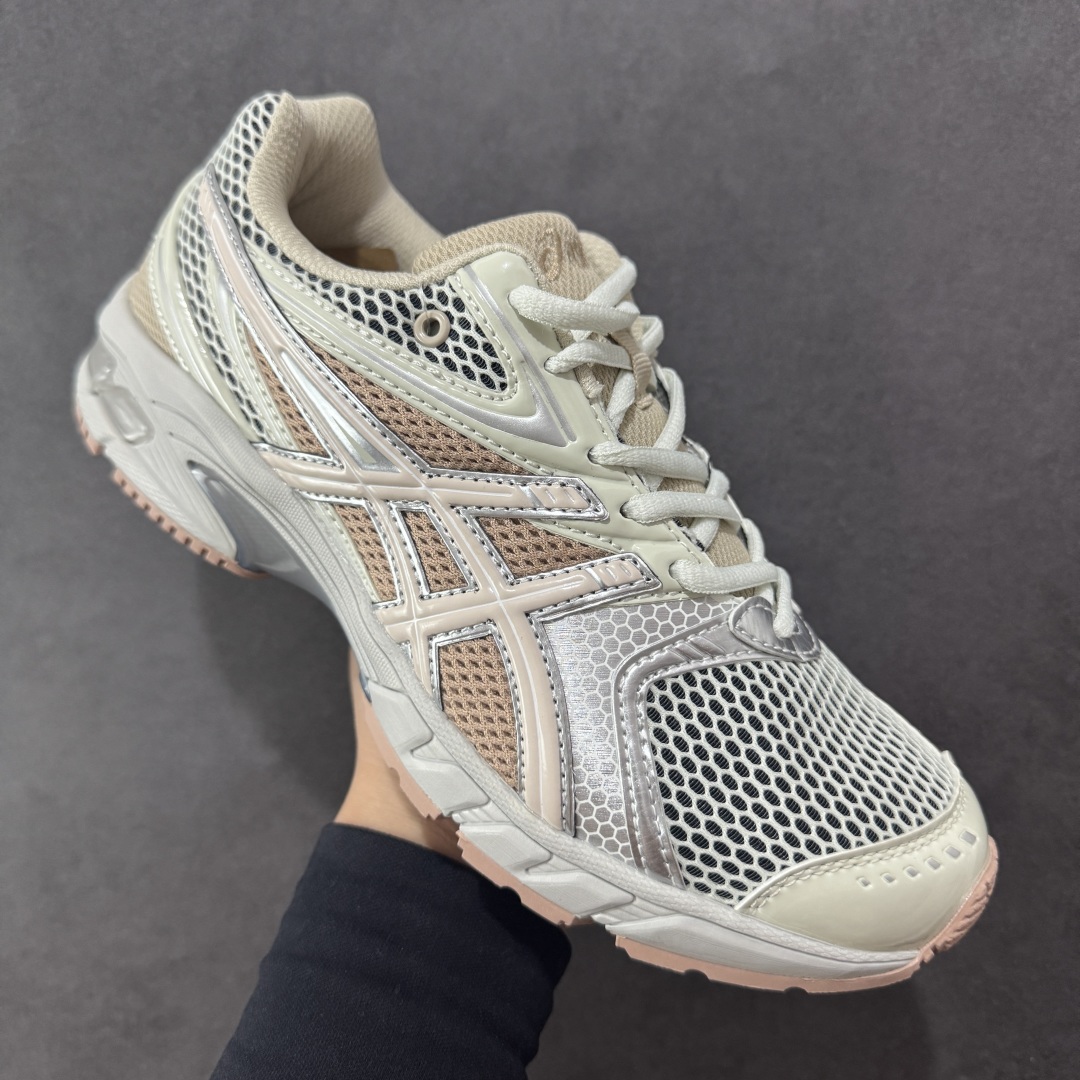 图片[3]-【纯原版】ASICS亚瑟士新款GEL-DS TRAINER 14情侣运动鞋时尚复古运动休闲鞋 整体色调采用了米色和绿色等大地色系，宛如将澳大利亚的自然风光浓缩于鞋身之上，复古且时尚，轻松拿捏住当下流行的复古风潮。鞋侧的 Asics 标志性虎爪 logo 与鞋面的米色相互交融，搭配恰到好处，既传承了经典的元素，又呈现出别样的新潮韵味。 采用了轻量化的 EVA 中底，不仅重量轻，大大减轻了双脚的负担，而且还具备出色的缓震性能，宛如在脚下踩了一层“软云”，每一步的冲击力都能被温柔化解，长时间穿着也不会有累脚的困扰，无论是日常通勤的久站，还是周末的逛街暴走，双脚都能始终保持惬意状态。 尺码：36 37 37.5 38 39 39.5 40.5 41 42 42.5 43.5 44 45-选品中心