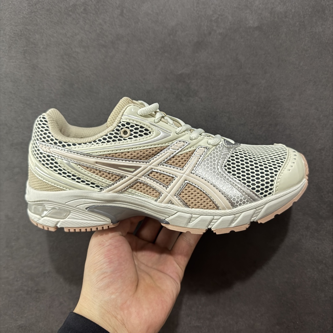 【纯原版】ASICS亚瑟士新款GEL-DS TRAINER 14情侣运动鞋时尚复古运动休闲鞋 整体色调采用了米色和绿色等大地色系,宛如将澳大利亚的自然风光浓缩于鞋身之上,复古且时尚,轻松拿捏住当下流行的复古风潮。鞋侧的 Asics 标志性虎爪 logo 与鞋面的米色相互交融,搭配恰到好处,既传承了经典的元素,又呈现出别样的新潮韵味。 采用了轻量化的 EVA 中底,不仅重量轻,大大减轻了双脚的负担,而且还具备出色的缓震性能,宛如在脚下踩了一层“软云”,每一步的冲击力都能被温柔化解,长时间穿着也不会有累脚的困扰,无论是日常通勤的久站,还是周末的逛街暴走,双脚都能始终保持惬意状态。 尺码:36 37 37.5 38 39 39.5 40.5 41 42 42.5 43.5 44 45-选品中心