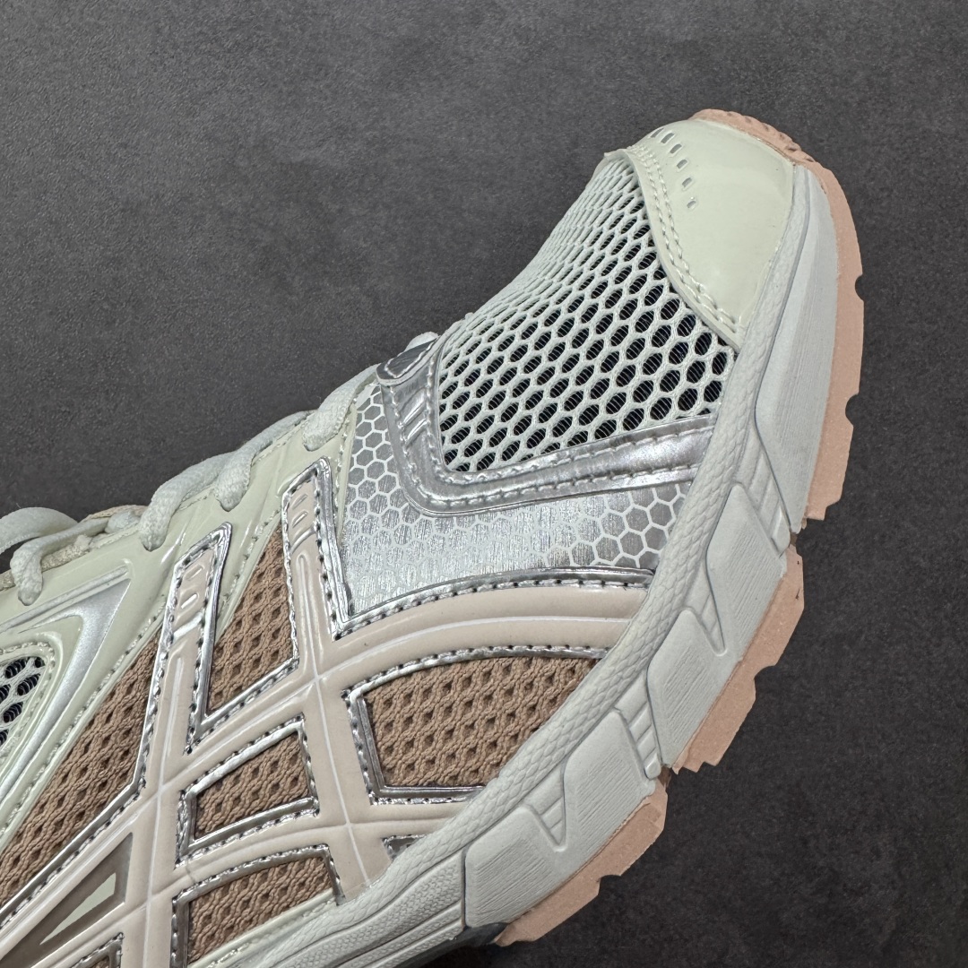 图片[5]-【纯原版】ASICS亚瑟士新款GEL-DS TRAINER 14情侣运动鞋时尚复古运动休闲鞋 整体色调采用了米色和绿色等大地色系，宛如将澳大利亚的自然风光浓缩于鞋身之上，复古且时尚，轻松拿捏住当下流行的复古风潮。鞋侧的 Asics 标志性虎爪 logo 与鞋面的米色相互交融，搭配恰到好处，既传承了经典的元素，又呈现出别样的新潮韵味。 采用了轻量化的 EVA 中底，不仅重量轻，大大减轻了双脚的负担，而且还具备出色的缓震性能，宛如在脚下踩了一层“软云”，每一步的冲击力都能被温柔化解，长时间穿着也不会有累脚的困扰，无论是日常通勤的久站，还是周末的逛街暴走，双脚都能始终保持惬意状态。 尺码：36 37 37.5 38 39 39.5 40.5 41 42 42.5 43.5 44 45-选品中心