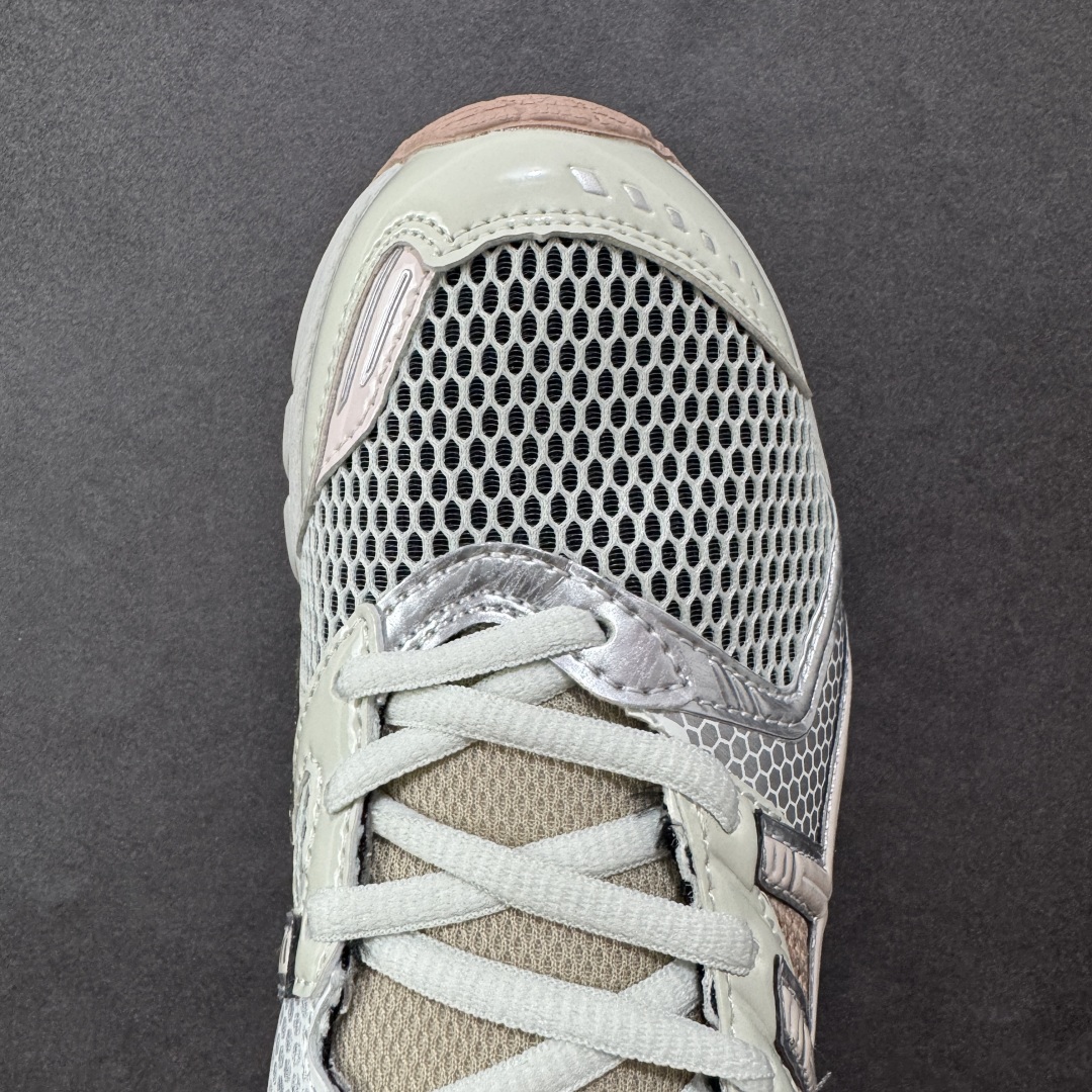 图片[8]-【纯原版】ASICS亚瑟士新款GEL-DS TRAINER 14情侣运动鞋时尚复古运动休闲鞋 整体色调采用了米色和绿色等大地色系，宛如将澳大利亚的自然风光浓缩于鞋身之上，复古且时尚，轻松拿捏住当下流行的复古风潮。鞋侧的 Asics 标志性虎爪 logo 与鞋面的米色相互交融，搭配恰到好处，既传承了经典的元素，又呈现出别样的新潮韵味。 采用了轻量化的 EVA 中底，不仅重量轻，大大减轻了双脚的负担，而且还具备出色的缓震性能，宛如在脚下踩了一层“软云”，每一步的冲击力都能被温柔化解，长时间穿着也不会有累脚的困扰，无论是日常通勤的久站，还是周末的逛街暴走，双脚都能始终保持惬意状态。 尺码：36 37 37.5 38 39 39.5 40.5 41 42 42.5 43.5 44 45-选品中心