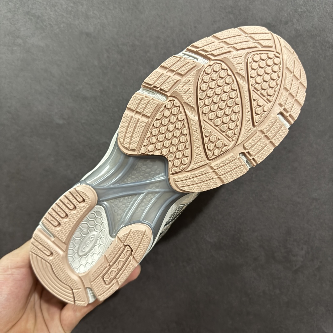 图片[9]-【纯原版】ASICS亚瑟士新款GEL-DS TRAINER 14情侣运动鞋时尚复古运动休闲鞋 整体色调采用了米色和绿色等大地色系，宛如将澳大利亚的自然风光浓缩于鞋身之上，复古且时尚，轻松拿捏住当下流行的复古风潮。鞋侧的 Asics 标志性虎爪 logo 与鞋面的米色相互交融，搭配恰到好处，既传承了经典的元素，又呈现出别样的新潮韵味。 采用了轻量化的 EVA 中底，不仅重量轻，大大减轻了双脚的负担，而且还具备出色的缓震性能，宛如在脚下踩了一层“软云”，每一步的冲击力都能被温柔化解，长时间穿着也不会有累脚的困扰，无论是日常通勤的久站，还是周末的逛街暴走，双脚都能始终保持惬意状态。 尺码：36 37 37.5 38 39 39.5 40.5 41 42 42.5 43.5 44 45-选品中心