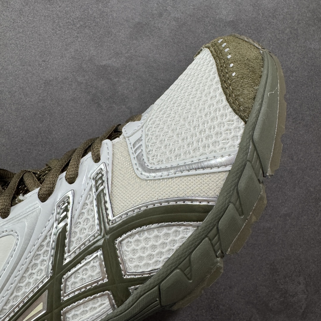 图片[5]-【纯原版】ASICS亚瑟士新款GEL-DS TRAINER 14情侣运动鞋时尚复古运动休闲鞋 整体色调采用了米色和绿色等大地色系，宛如将澳大利亚的自然风光浓缩于鞋身之上，复古且时尚，轻松拿捏住当下流行的复古风潮。鞋侧的 Asics 标志性虎爪 logo 与鞋面的米色相互交融，搭配恰到好处，既传承了经典的元素，又呈现出别样的新潮韵味。 采用了轻量化的 EVA 中底，不仅重量轻，大大减轻了双脚的负担，而且还具备出色的缓震性能，宛如在脚下踩了一层“软云”，每一步的冲击力都能被温柔化解，长时间穿着也不会有累脚的困扰，无论是日常通勤的久站，还是周末的逛街暴走，双脚都能始终保持惬意状态。 尺码：36 37 37.5 38 39 39.5 40.5 41 42 42.5 43.5 44 45-选品中心