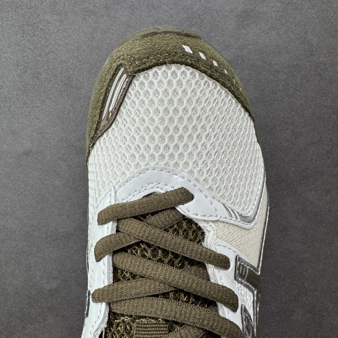 图片[8]-【纯原版】ASICS亚瑟士新款GEL-DS TRAINER 14情侣运动鞋时尚复古运动休闲鞋 整体色调采用了米色和绿色等大地色系，宛如将澳大利亚的自然风光浓缩于鞋身之上，复古且时尚，轻松拿捏住当下流行的复古风潮。鞋侧的 Asics 标志性虎爪 logo 与鞋面的米色相互交融，搭配恰到好处，既传承了经典的元素，又呈现出别样的新潮韵味。 采用了轻量化的 EVA 中底，不仅重量轻，大大减轻了双脚的负担，而且还具备出色的缓震性能，宛如在脚下踩了一层“软云”，每一步的冲击力都能被温柔化解，长时间穿着也不会有累脚的困扰，无论是日常通勤的久站，还是周末的逛街暴走，双脚都能始终保持惬意状态。 尺码：36 37 37.5 38 39 39.5 40.5 41 42 42.5 43.5 44 45-选品中心