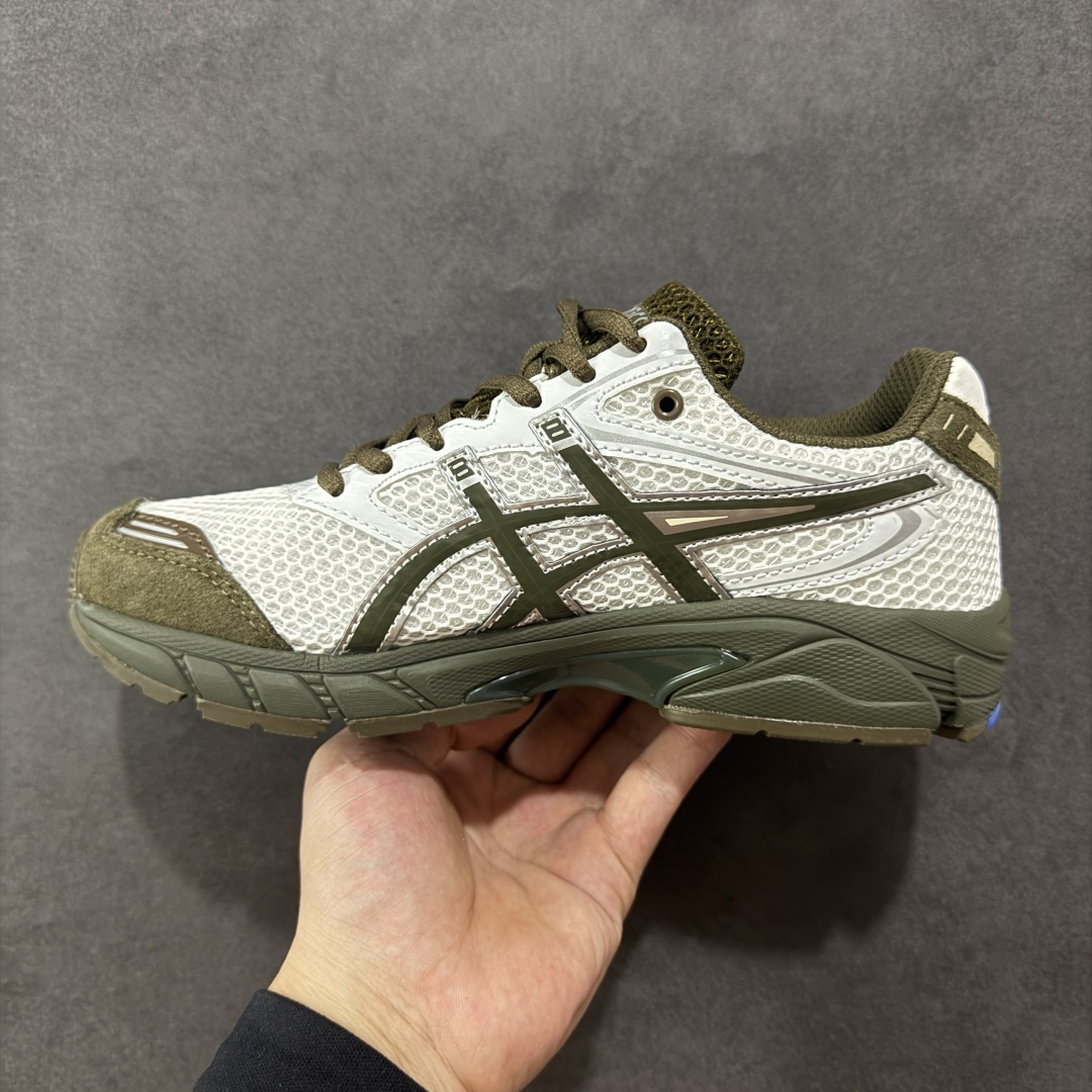 图片[2]-【纯原版】ASICS亚瑟士新款GEL-DS TRAINER 14情侣运动鞋时尚复古运动休闲鞋 整体色调采用了米色和绿色等大地色系，宛如将澳大利亚的自然风光浓缩于鞋身之上，复古且时尚，轻松拿捏住当下流行的复古风潮。鞋侧的 Asics 标志性虎爪 logo 与鞋面的米色相互交融，搭配恰到好处，既传承了经典的元素，又呈现出别样的新潮韵味。 采用了轻量化的 EVA 中底，不仅重量轻，大大减轻了双脚的负担，而且还具备出色的缓震性能，宛如在脚下踩了一层“软云”，每一步的冲击力都能被温柔化解，长时间穿着也不会有累脚的困扰，无论是日常通勤的久站，还是周末的逛街暴走，双脚都能始终保持惬意状态。 尺码：36 37 37.5 38 39 39.5 40.5 41 42 42.5 43.5 44 45-选品中心