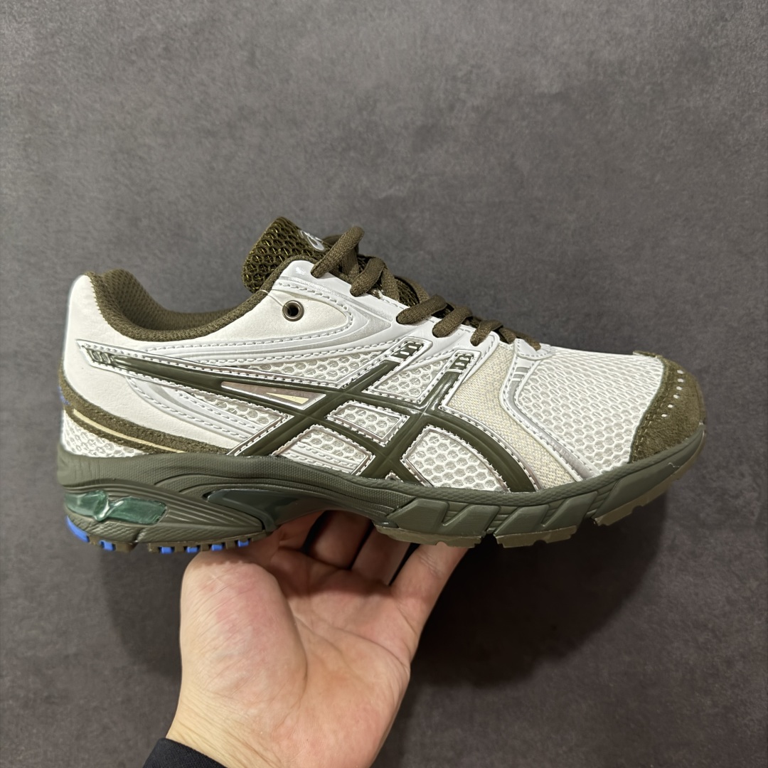 【纯原版】ASICS亚瑟士新款GEL-DS TRAINER 14情侣运动鞋时尚复古运动休闲鞋 整体色调采用了米色和绿色等大地色系,宛如将澳大利亚的自然风光浓缩于鞋身之上,复古且时尚,轻松拿捏住当下流行的复古风潮。鞋侧的 Asics 标志性虎爪 logo 与鞋面的米色相互交融,搭配恰到好处,既传承了经典的元素,又呈现出别样的新潮韵味。 采用了轻量化的 EVA 中底,不仅重量轻,大大减轻了双脚的负担,而且还具备出色的缓震性能,宛如在脚下踩了一层“软云”,每一步的冲击力都能被温柔化解,长时间穿着也不会有累脚的困扰,无论是日常通勤的久站,还是周末的逛街暴走,双脚都能始终保持惬意状态。 尺码:36 37 37.5 38 39 39.5 40.5 41 42 42.5 43.5 44 45-选品中心