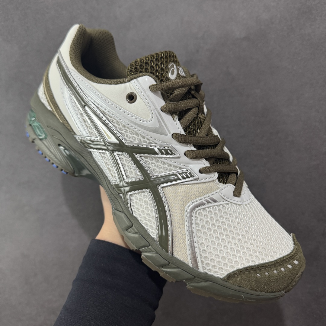 图片[3]-【纯原版】ASICS亚瑟士新款GEL-DS TRAINER 14情侣运动鞋时尚复古运动休闲鞋 整体色调采用了米色和绿色等大地色系，宛如将澳大利亚的自然风光浓缩于鞋身之上，复古且时尚，轻松拿捏住当下流行的复古风潮。鞋侧的 Asics 标志性虎爪 logo 与鞋面的米色相互交融，搭配恰到好处，既传承了经典的元素，又呈现出别样的新潮韵味。 采用了轻量化的 EVA 中底，不仅重量轻，大大减轻了双脚的负担，而且还具备出色的缓震性能，宛如在脚下踩了一层“软云”，每一步的冲击力都能被温柔化解，长时间穿着也不会有累脚的困扰，无论是日常通勤的久站，还是周末的逛街暴走，双脚都能始终保持惬意状态。 尺码：36 37 37.5 38 39 39.5 40.5 41 42 42.5 43.5 44 45-选品中心