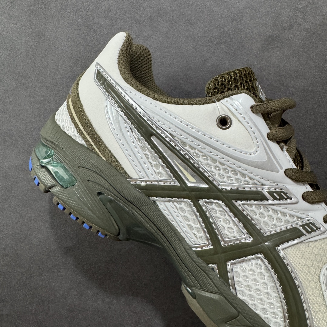 图片[6]-【纯原版】ASICS亚瑟士新款GEL-DS TRAINER 14情侣运动鞋时尚复古运动休闲鞋 整体色调采用了米色和绿色等大地色系，宛如将澳大利亚的自然风光浓缩于鞋身之上，复古且时尚，轻松拿捏住当下流行的复古风潮。鞋侧的 Asics 标志性虎爪 logo 与鞋面的米色相互交融，搭配恰到好处，既传承了经典的元素，又呈现出别样的新潮韵味。 采用了轻量化的 EVA 中底，不仅重量轻，大大减轻了双脚的负担，而且还具备出色的缓震性能，宛如在脚下踩了一层“软云”，每一步的冲击力都能被温柔化解，长时间穿着也不会有累脚的困扰，无论是日常通勤的久站，还是周末的逛街暴走，双脚都能始终保持惬意状态。 尺码：36 37 37.5 38 39 39.5 40.5 41 42 42.5 43.5 44 45-选品中心