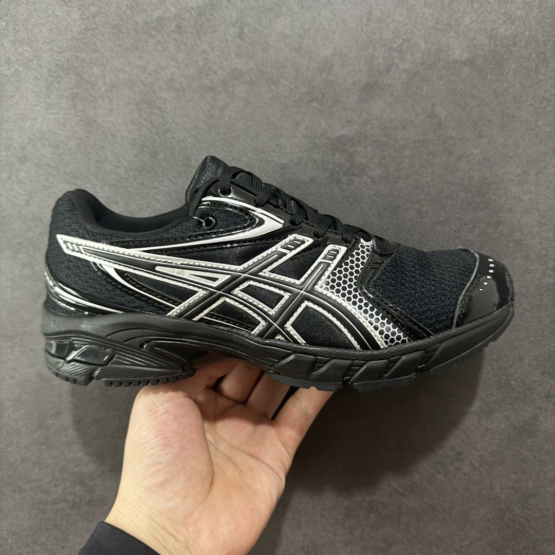 【纯原版】ASICS亚瑟士新款GEL-DS TRAINER 14情侣运动鞋时尚复古运动休闲鞋 整体色调采用了米色和绿色等大地色系,宛如将澳大利亚的自然风光浓缩于鞋身之上,复古且时尚,轻松拿捏住当下流行的复古风潮。鞋侧的 Asics 标志性虎爪 logo 与鞋面的米色相互交融,搭配恰到好处,既传承了经典的元素,又呈现出别样的新潮韵味。 采用了轻量化的 EVA 中底,不仅重量轻,大大减轻了双脚的负担,而且还具备出色的缓震性能,宛如在脚下踩了一层“软云”,每一步的冲击力都能被温柔化解,长时间穿着也不会有累脚的困扰,无论是日常通勤的久站,还是周末的逛街暴走,双脚都能始终保持惬意状态。 尺码:36 37 37.5 38 39 39.5 40.5 41 42 42.5 43.5 44 45-选品中心