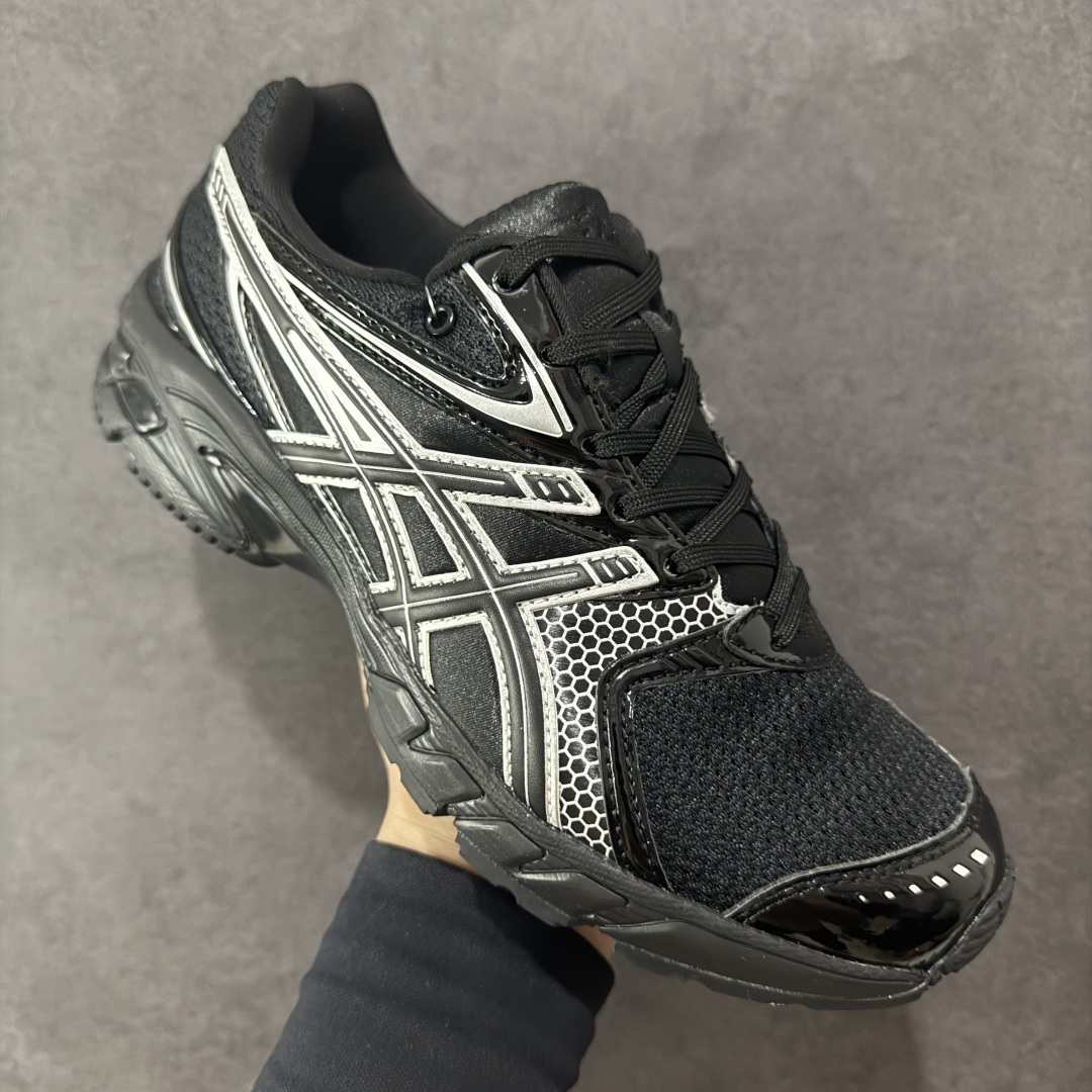 图片[3]-【纯原版】ASICS亚瑟士新款GEL-DS TRAINER 14情侣运动鞋时尚复古运动休闲鞋 整体色调采用了米色和绿色等大地色系，宛如将澳大利亚的自然风光浓缩于鞋身之上，复古且时尚，轻松拿捏住当下流行的复古风潮。鞋侧的 Asics 标志性虎爪 logo 与鞋面的米色相互交融，搭配恰到好处，既传承了经典的元素，又呈现出别样的新潮韵味。 采用了轻量化的 EVA 中底，不仅重量轻，大大减轻了双脚的负担，而且还具备出色的缓震性能，宛如在脚下踩了一层“软云”，每一步的冲击力都能被温柔化解，长时间穿着也不会有累脚的困扰，无论是日常通勤的久站，还是周末的逛街暴走，双脚都能始终保持惬意状态。 尺码：36 37 37.5 38 39 39.5 40.5 41 42 42.5 43.5 44 45-选品中心