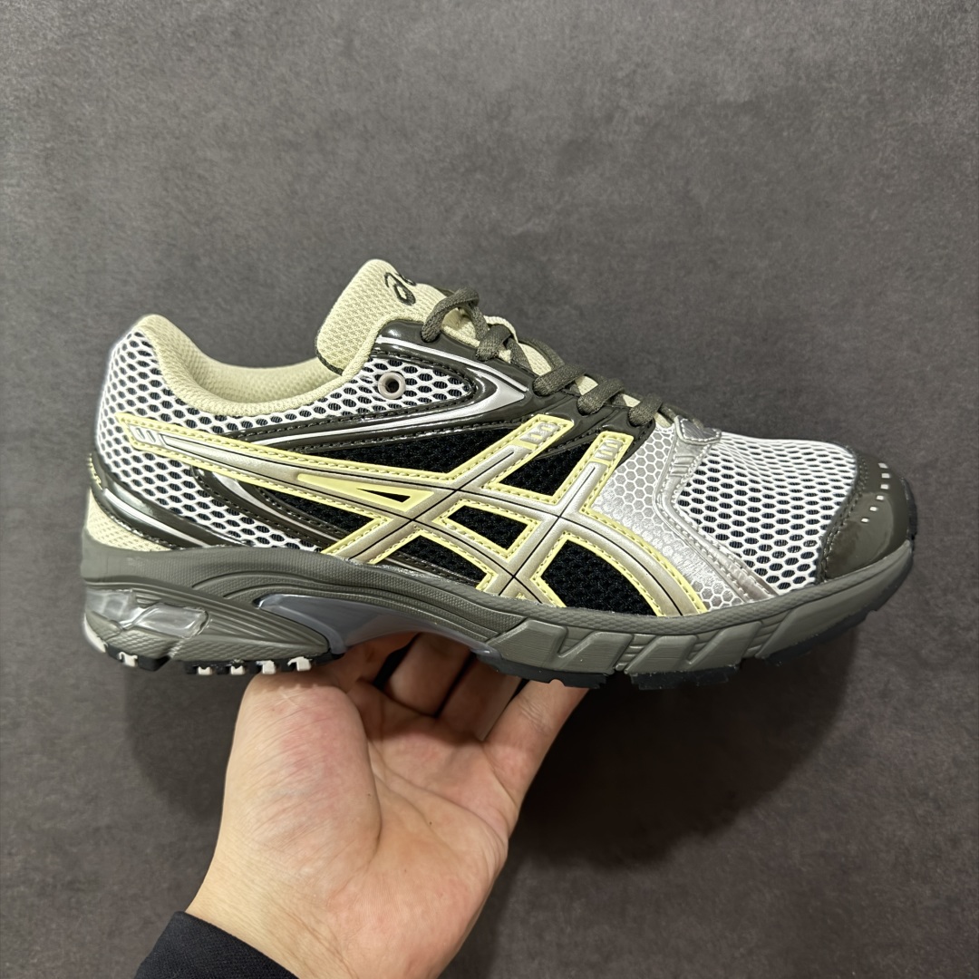 【纯原版】ASICS亚瑟士新款GEL-DS TRAINER 14情侣运动鞋时尚复古运动休闲鞋 整体色调采用了米色和绿色等大地色系,宛如将澳大利亚的自然风光浓缩于鞋身之上,复古且时尚,轻松拿捏住当下流行的复古风潮。鞋侧的 Asics 标志性虎爪 logo 与鞋面的米色相互交融,搭配恰到好处,既传承了经典的元素,又呈现出别样的新潮韵味。 采用了轻量化的 EVA 中底,不仅重量轻,大大减轻了双脚的负担,而且还具备出色的缓震性能,宛如在脚下踩了一层“软云”,每一步的冲击力都能被温柔化解,长时间穿着也不会有累脚的困扰,无论是日常通勤的久站,还是周末的逛街暴走,双脚都能始终保持惬意状态。 尺码:36 37 37.5 38 39 39.5 40.5 41 42 42.5 43.5 44 45-选品中心