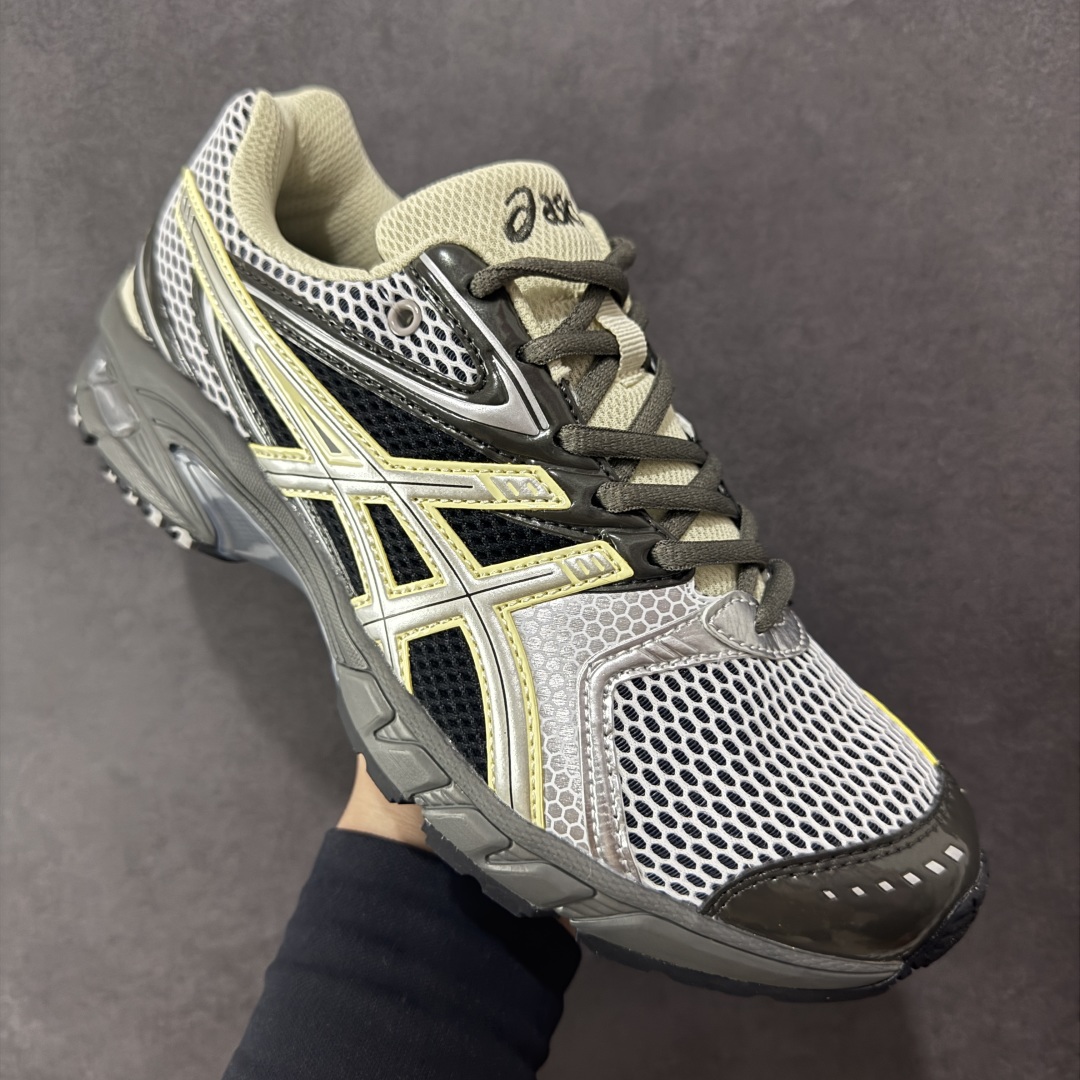 图片[3]-【纯原版】ASICS亚瑟士新款GEL-DS TRAINER 14情侣运动鞋时尚复古运动休闲鞋 整体色调采用了米色和绿色等大地色系，宛如将澳大利亚的自然风光浓缩于鞋身之上，复古且时尚，轻松拿捏住当下流行的复古风潮。鞋侧的 Asics 标志性虎爪 logo 与鞋面的米色相互交融，搭配恰到好处，既传承了经典的元素，又呈现出别样的新潮韵味。 采用了轻量化的 EVA 中底，不仅重量轻，大大减轻了双脚的负担，而且还具备出色的缓震性能，宛如在脚下踩了一层“软云”，每一步的冲击力都能被温柔化解，长时间穿着也不会有累脚的困扰，无论是日常通勤的久站，还是周末的逛街暴走，双脚都能始终保持惬意状态。 尺码：36 37 37.5 38 39 39.5 40.5 41 42 42.5 43.5 44 45-选品中心